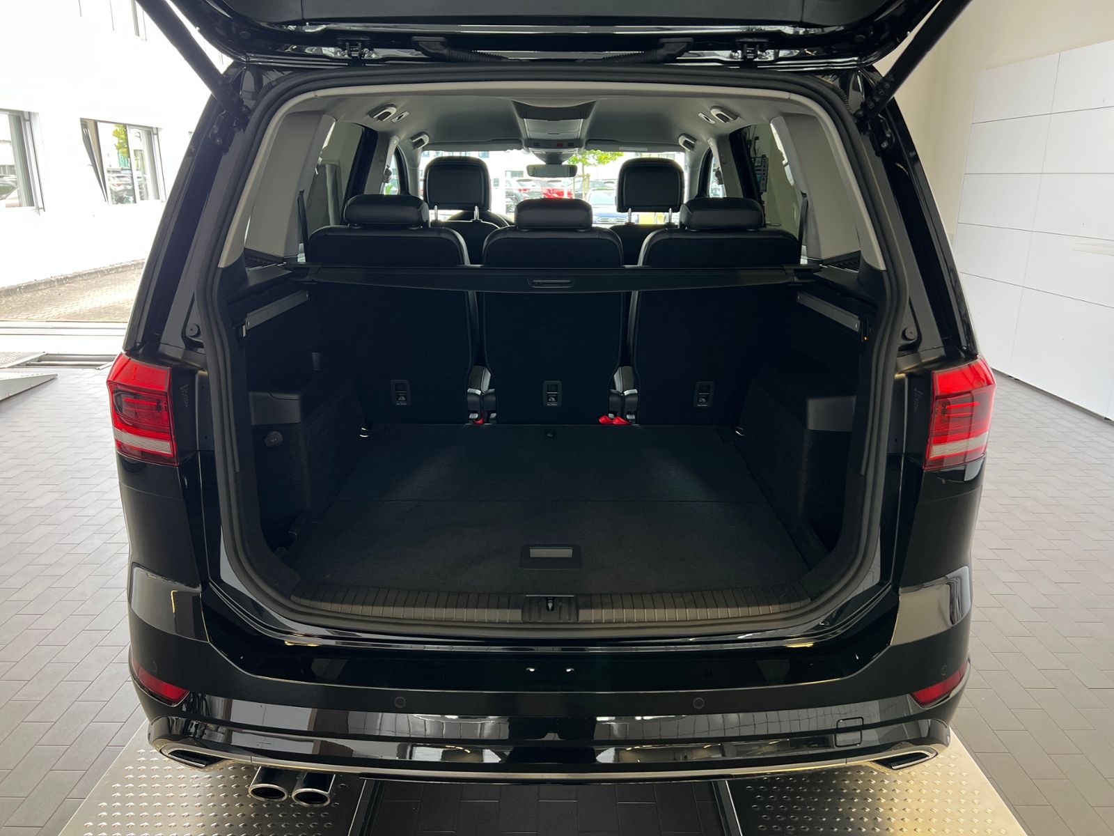 Fahrzeugabbildung Volkswagen Touran Comfortline 2.0 TDI DSG *R-Line Ext., AHK