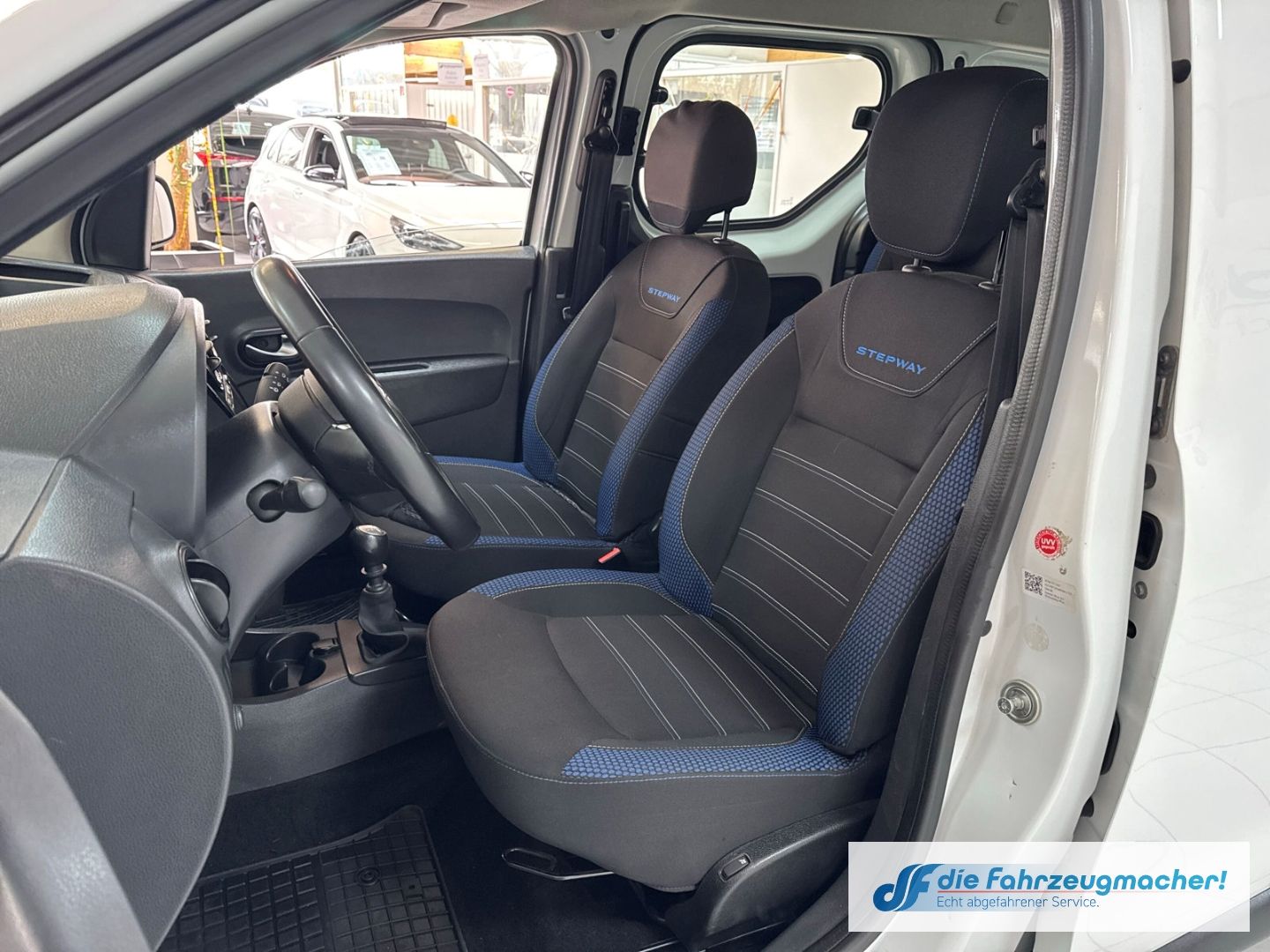 Fahrzeugabbildung Dacia Dokker Stepway Plus Navi Fahrerprofil DAB SHZ Rü