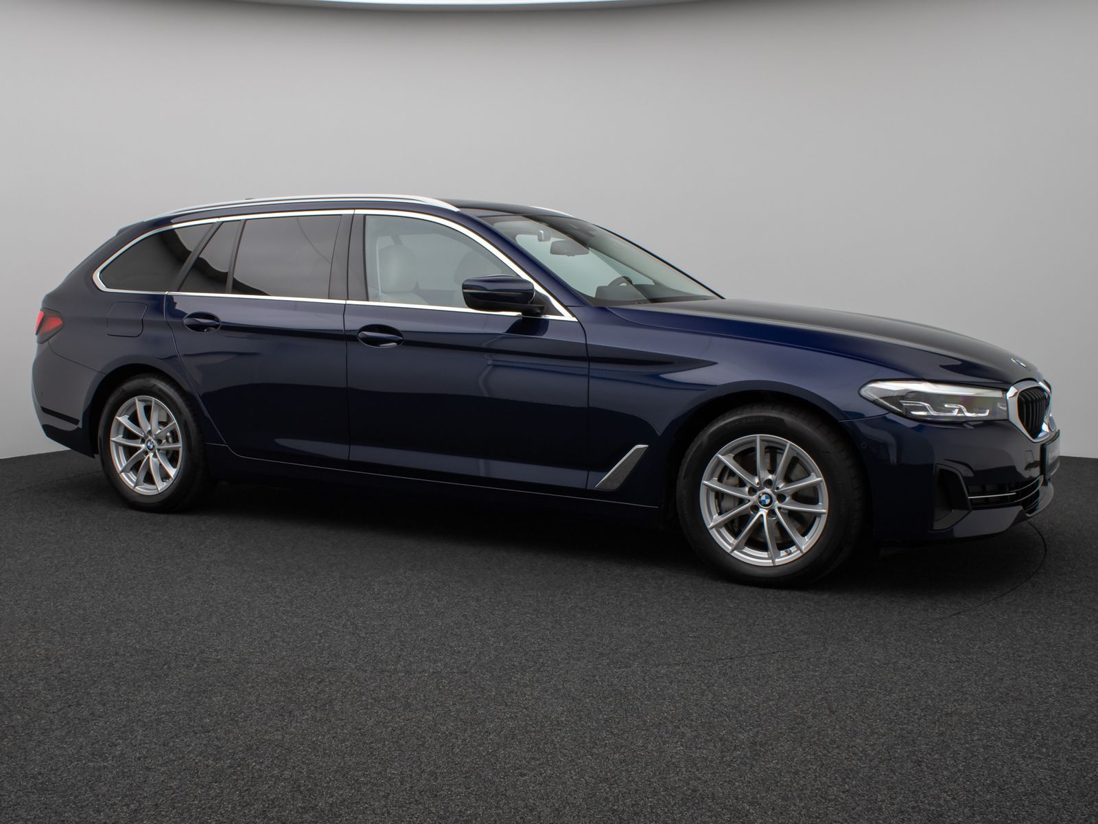 Fahrzeugabbildung BMW 530d xD Panoram Kamera HUD DAB HiFi SoftCl Sport
