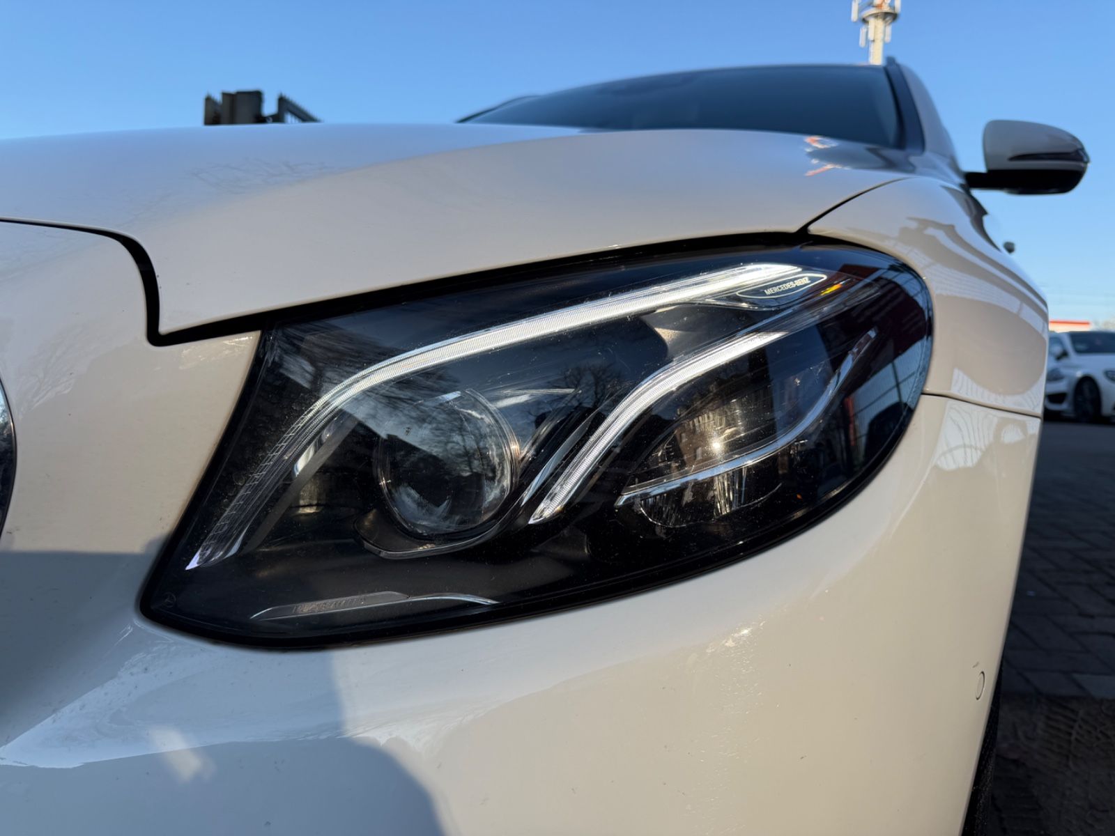 Fahrzeugabbildung Mercedes-Benz E 220 4Matic*MULTIBEAM*360°KAMERA*WIDESCREEN*PDC