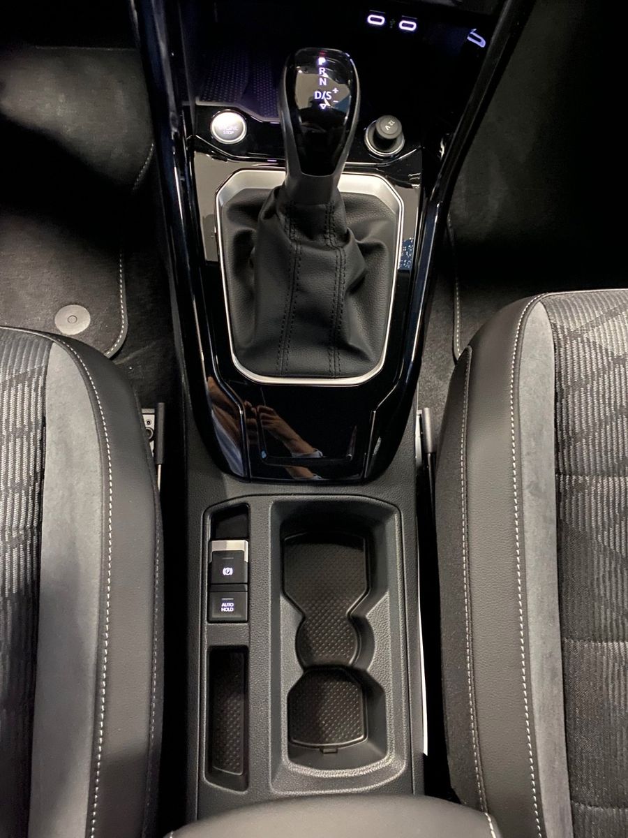 Fahrzeugabbildung Volkswagen T-Roc 1.5 TSI DSG R-Line+ACC+AHK+19 ZOLL ALUFELG