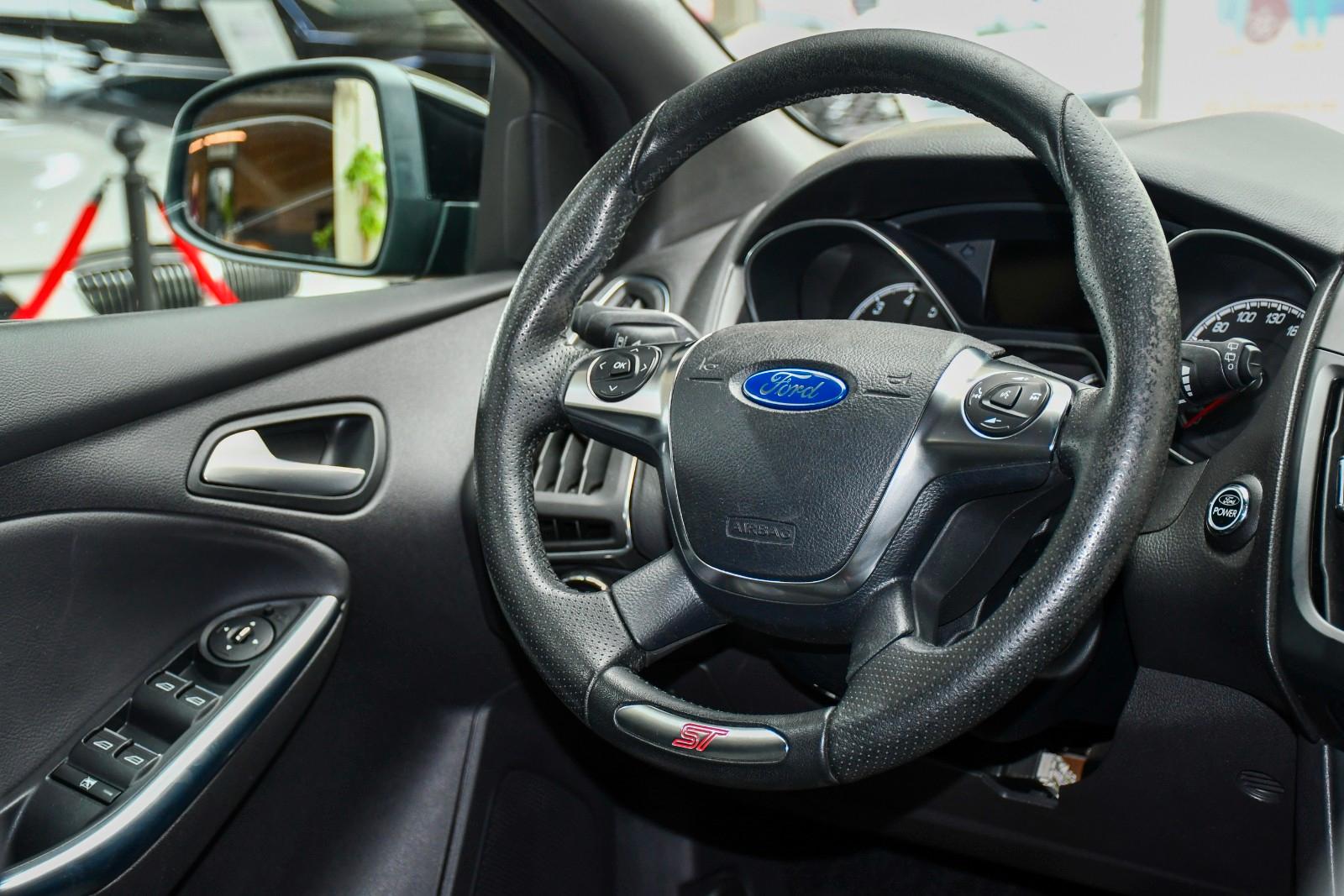 Ford Focus Lim. ST Schalter Recaro Kamera Navi 1.Hand