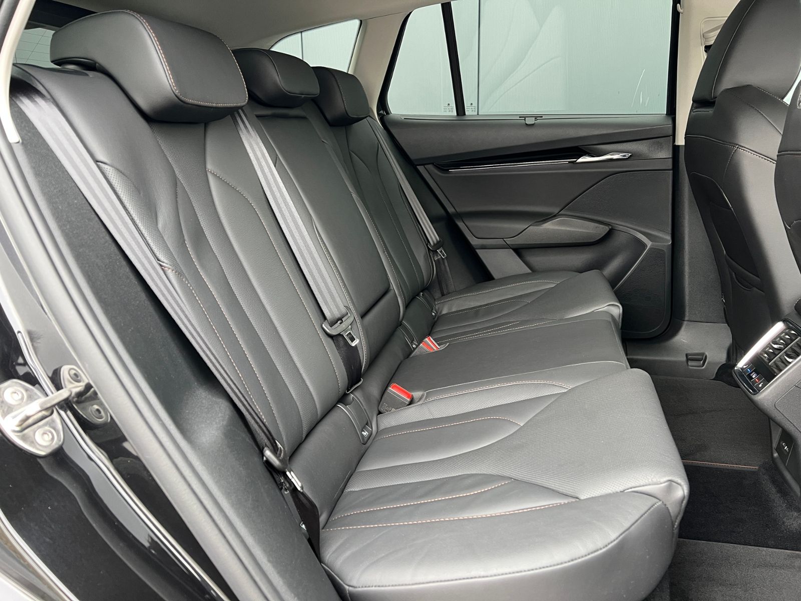 Fahrzeugabbildung SKODA Enyaq iV 80 Suite *AHK, Wärmepumpe, DCC, LED*