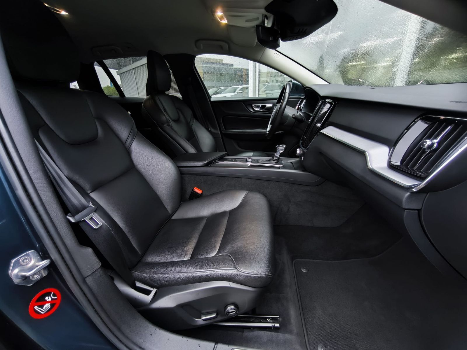 Fahrzeugabbildung Volvo V60 Momentum VIRTU+NAVI+SHZ+LEDER+KAM+TEMP+AHK+