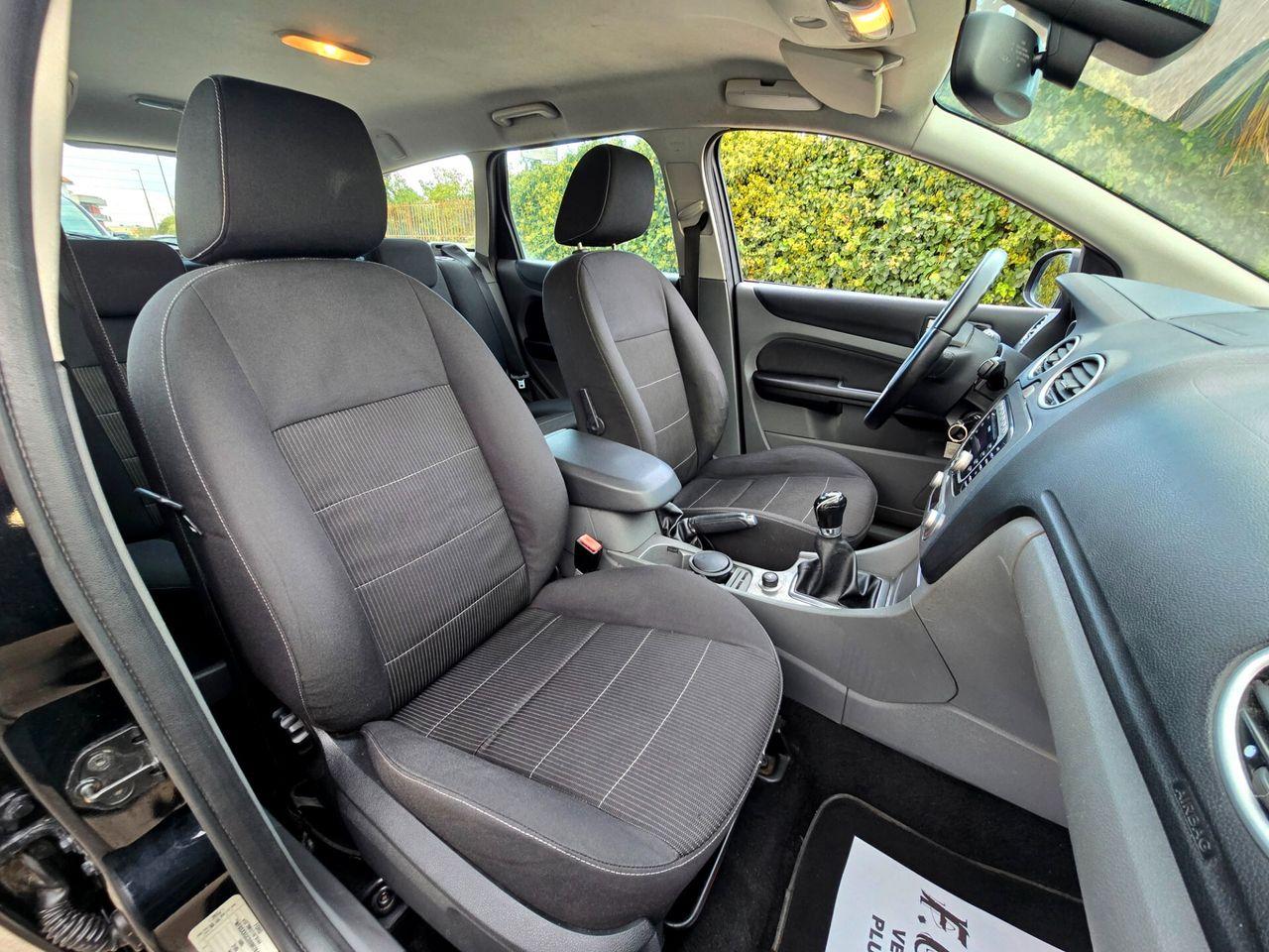 Ford Focus 2010 — photo 13