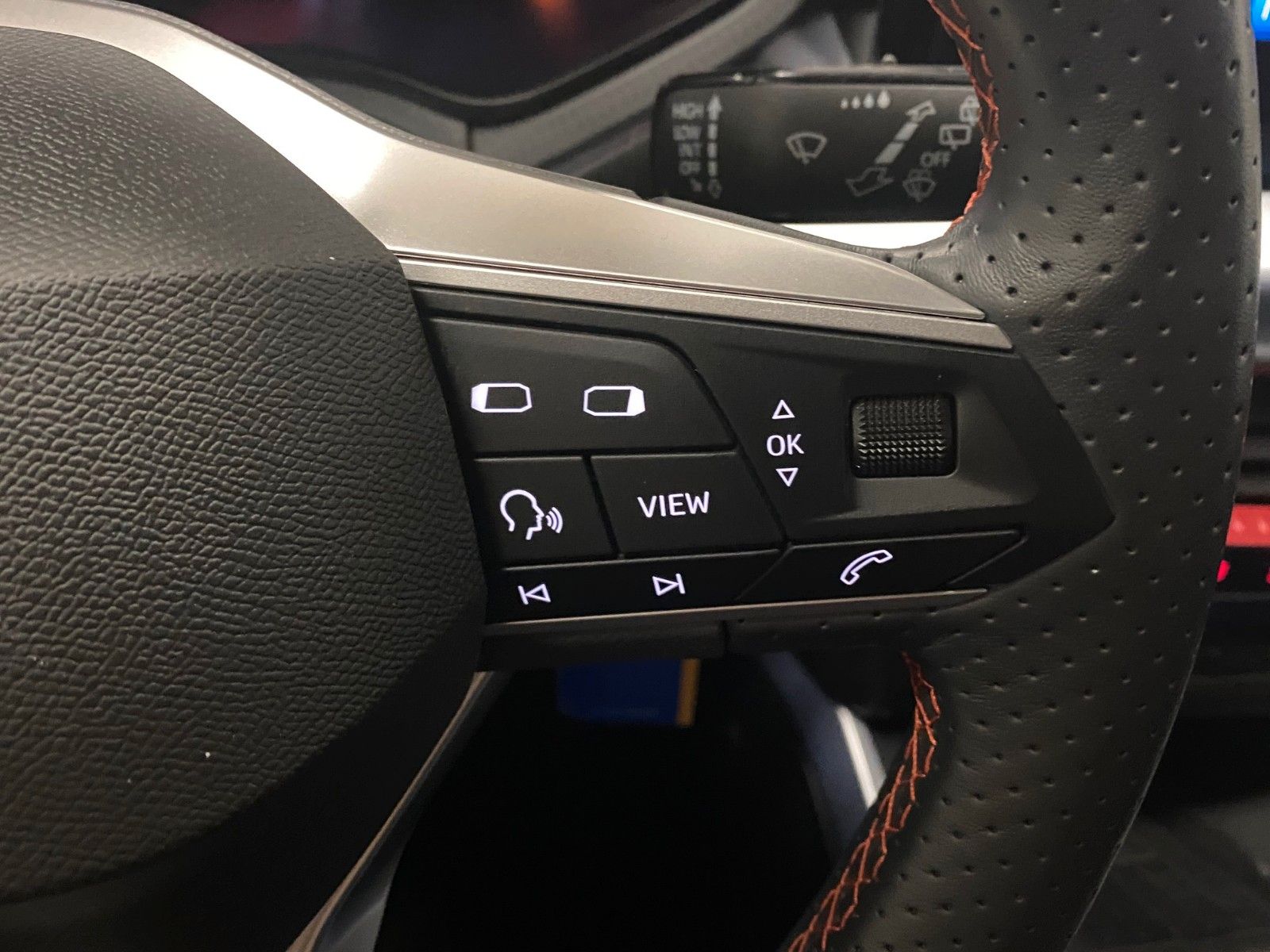 Fahrzeugabbildung SEAT Arona FR 1.0 TSI+NAVIGATION+ALLWETTER+WIRELESS+
