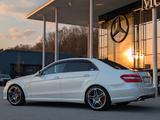 Mercedes-Benz E 63 AMG PERF.  PANO. HK. MB-HISTORIE. WIE NEW - Mercedes-Benz E 63 AMG mit Benzin-Antrieb: Alcantara, mit Navigationssystem, Limousine