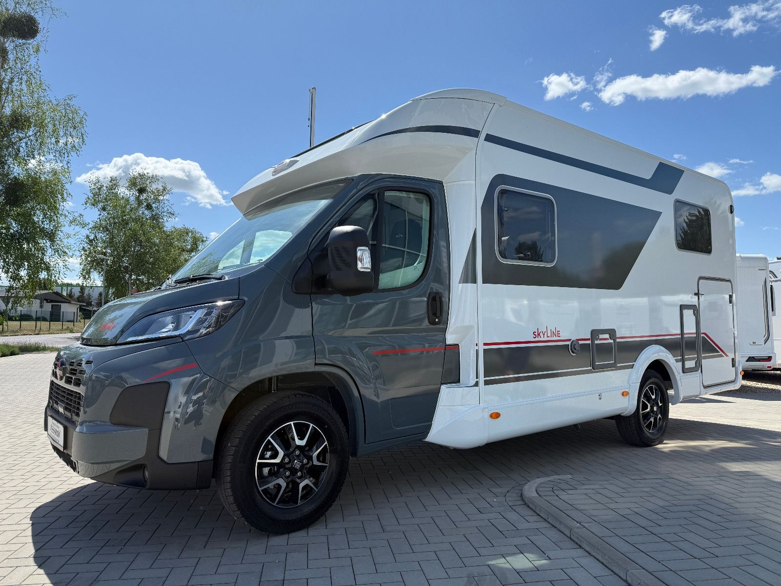 Fahrzeugabbildung Bürstner Lyseo Time Skyline 690G - Sie sparen 12.899€