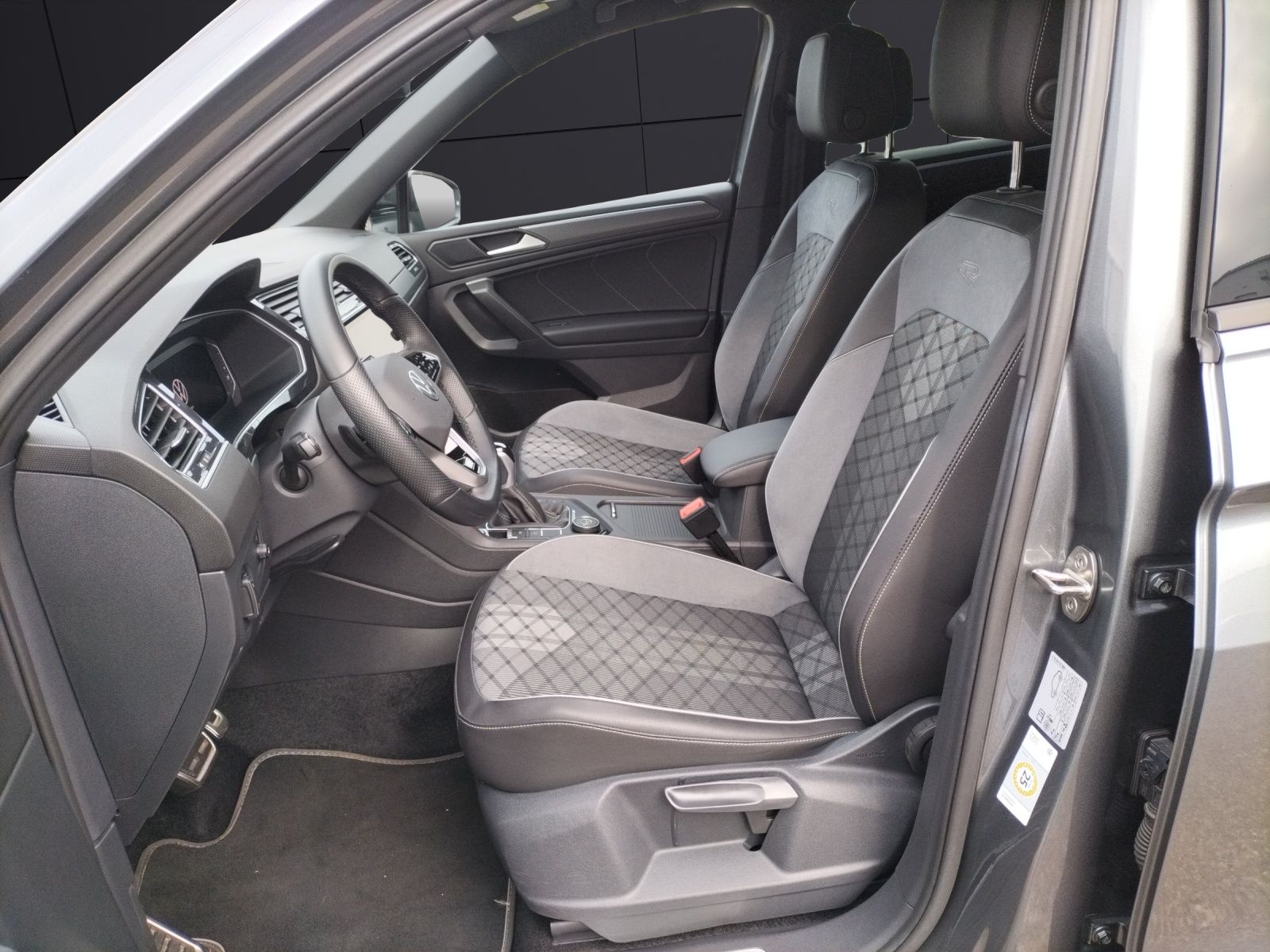 Fahrzeugabbildung Volkswagen Tiguan Allspace R-Line TDI 4M Matrix STHZG AHK H