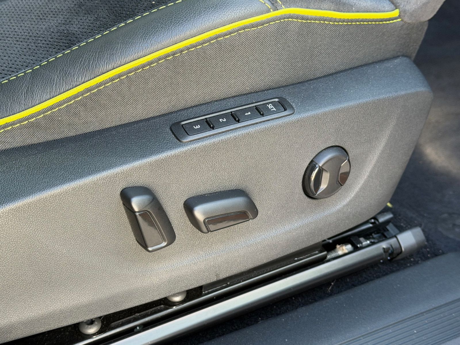 Fahrzeugabbildung SKODA Enyaq RS*ACC*SZHZNG*NAVI*360°*CARPLAY*AMBIENTE*