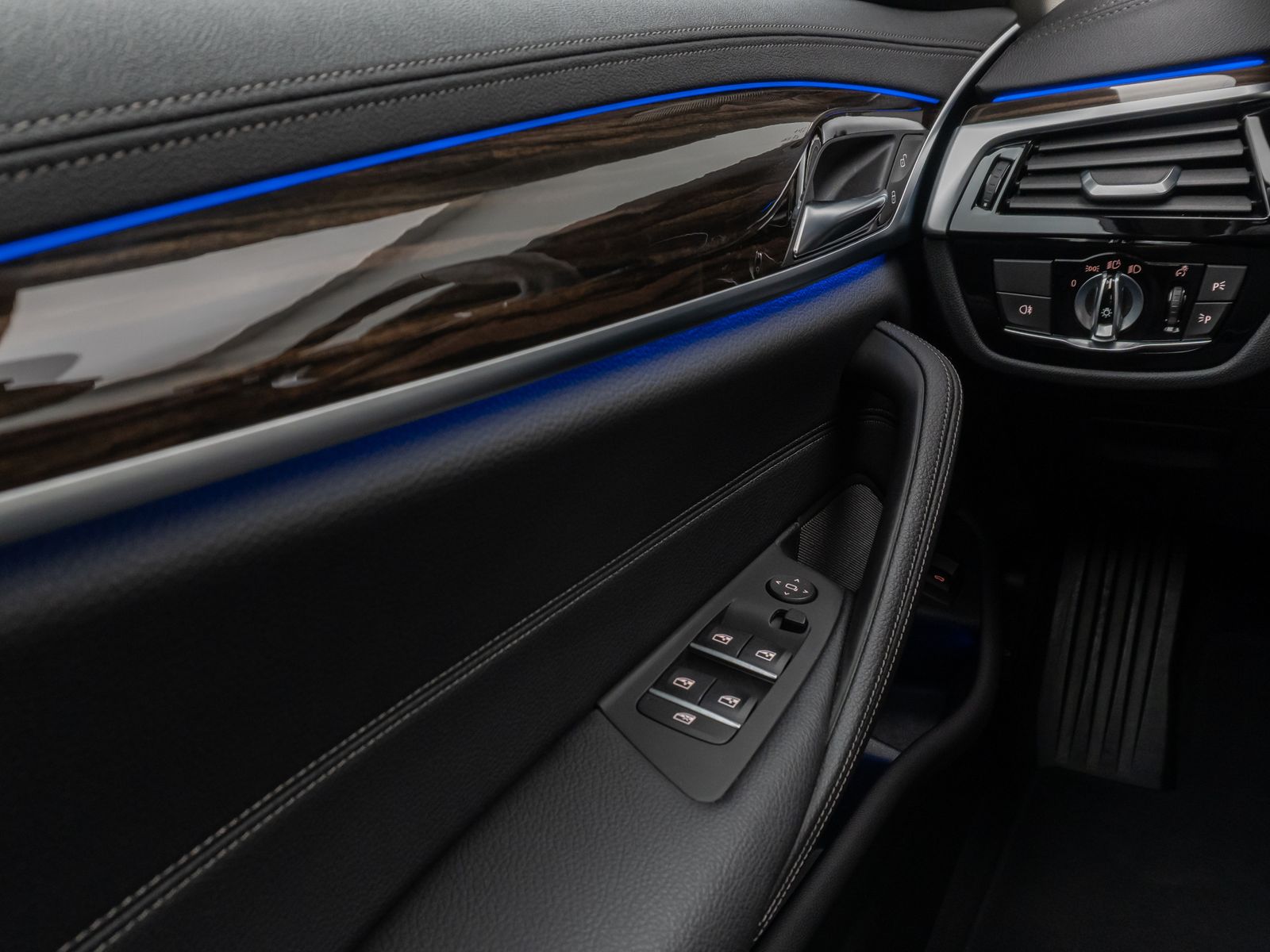 Fahrzeugabbildung BMW 520d Luxury Line Kamera DAB H/K DisplKey Alarm