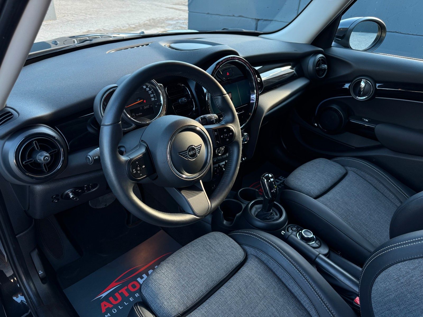 Fahrzeugabbildung MINI ONE Automatik Teilleder Temp. Navi PDC SHZ