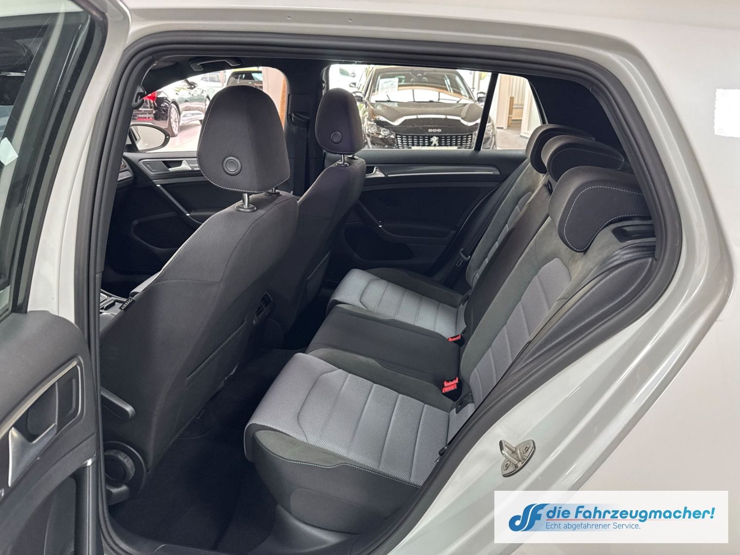 Fahrzeugabbildung Volkswagen Golf 1,4 150PS Highline R-Line Sportpaket Pano X