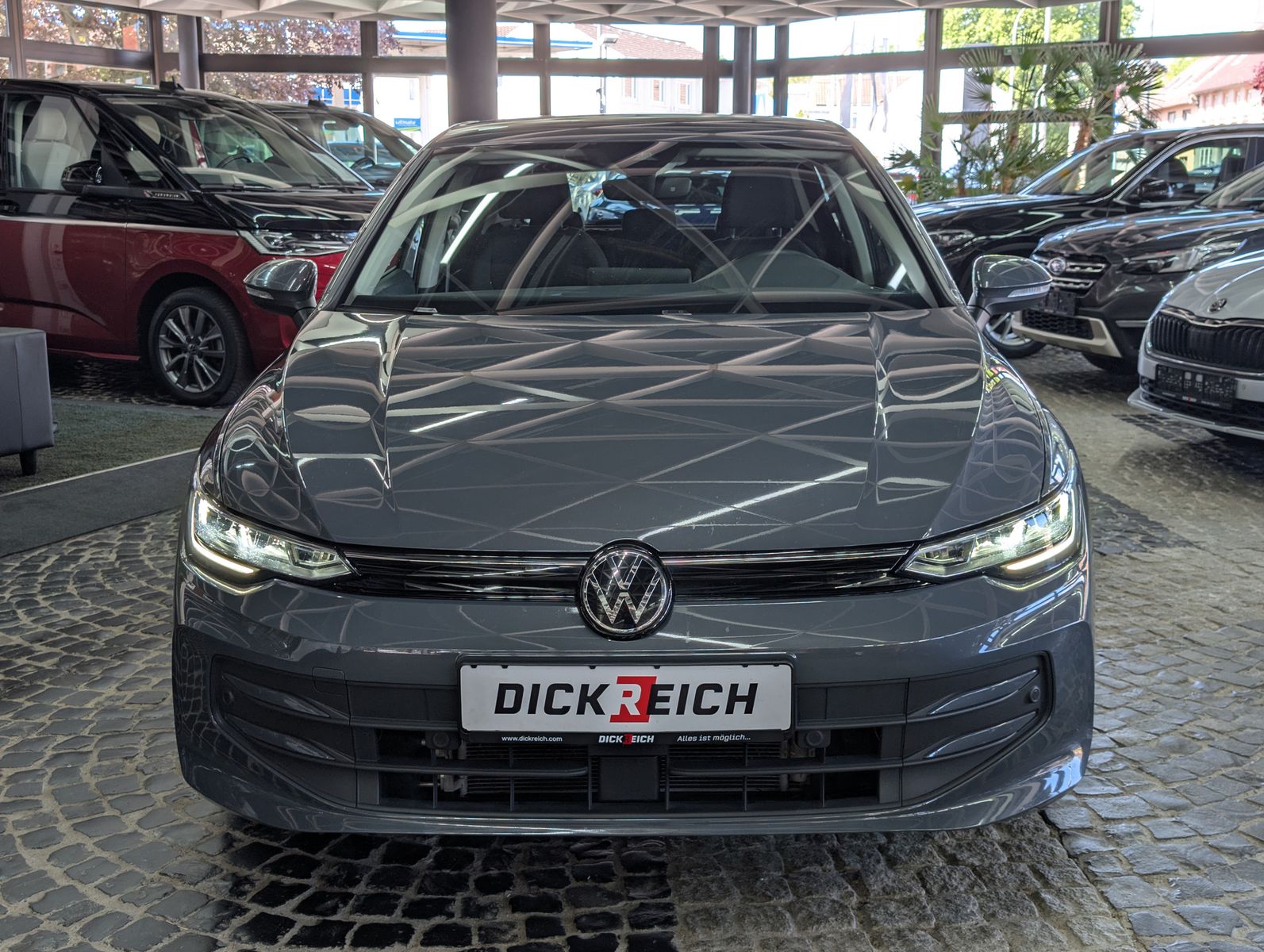 Fahrzeugabbildung Volkswagen Golf 1.5 TSI Life ACC LED SHZ VIRT AMBI APP BHL