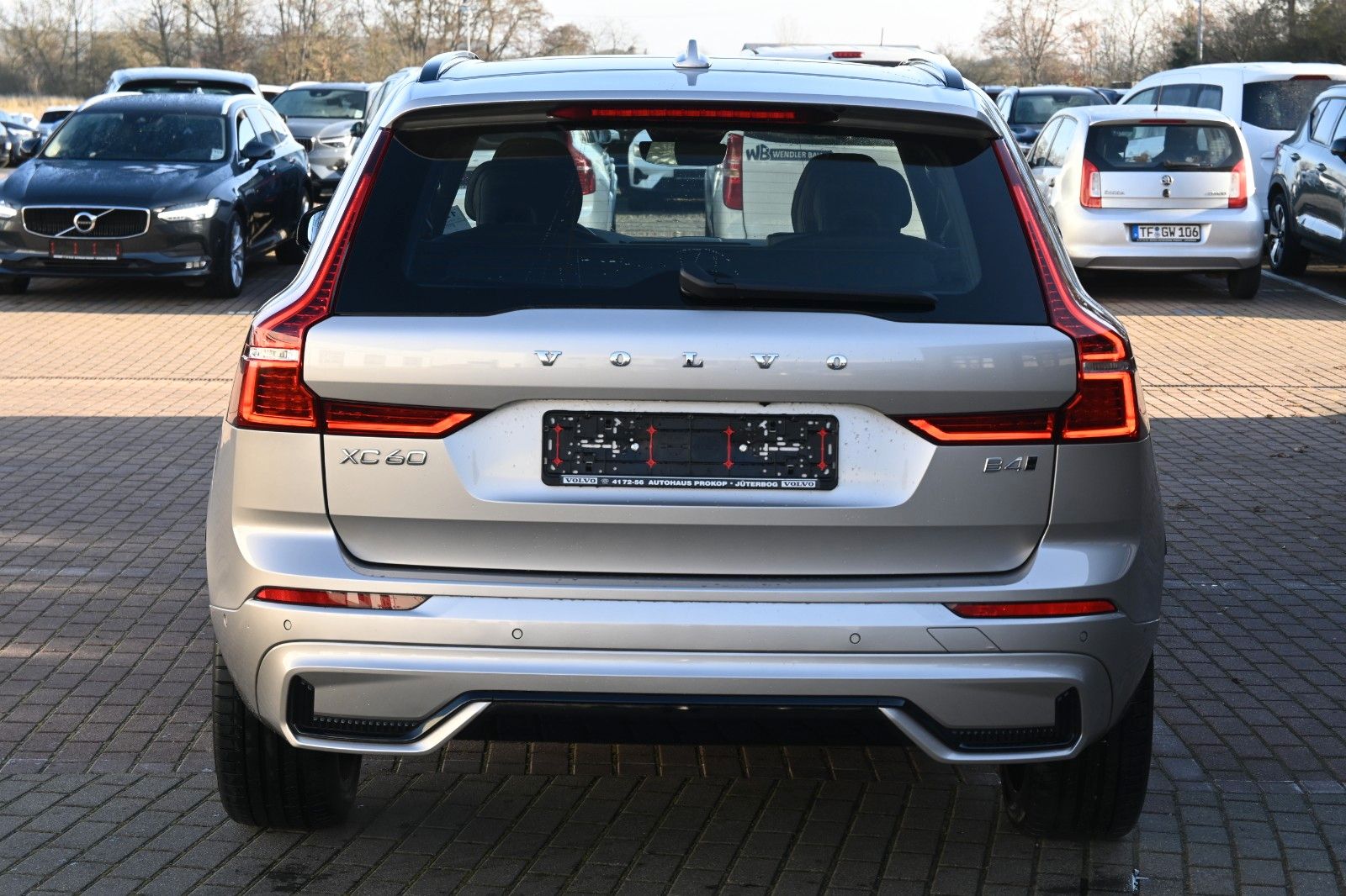 Fahrzeugabbildung Volvo XC60 B4 AWD Plus Dark*LED*PANO*STHZ*H&K*360°*AHK