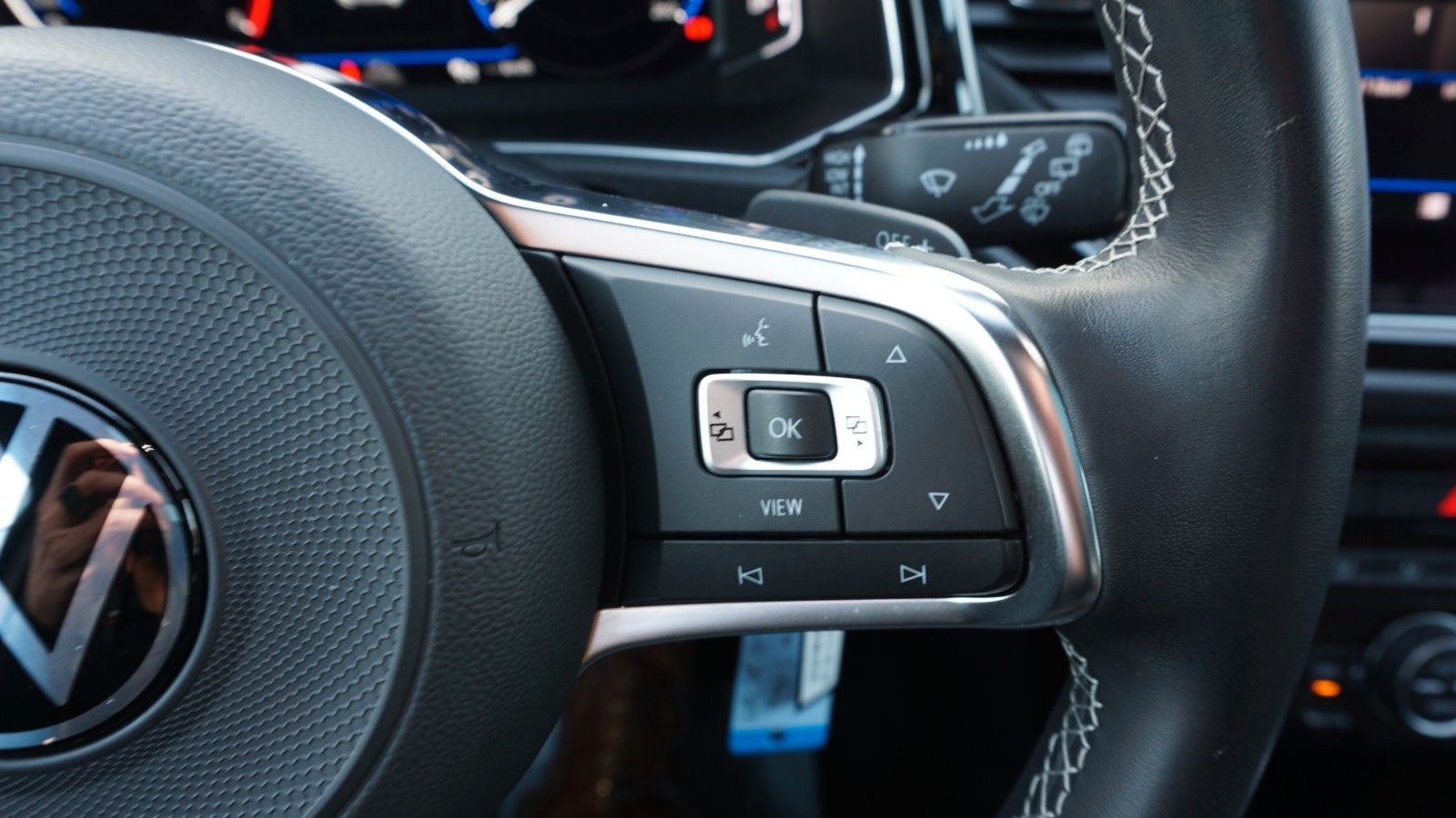 Fahrzeugabbildung Volkswagen T-Roc Sport 4Motion, Kamera, Navi, Pano, Black