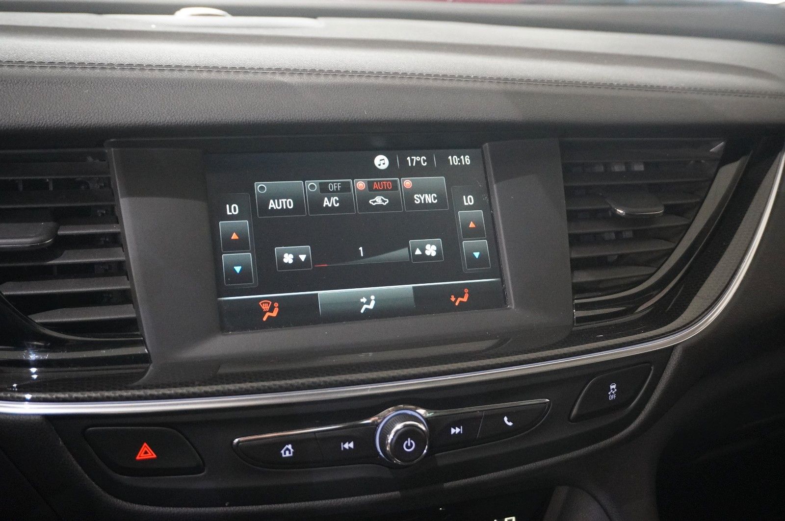 Fahrzeugabbildung Opel Insignia B ST 2.0D DYNAMIC 4X4 NAVI/LED/SHZ/AHK