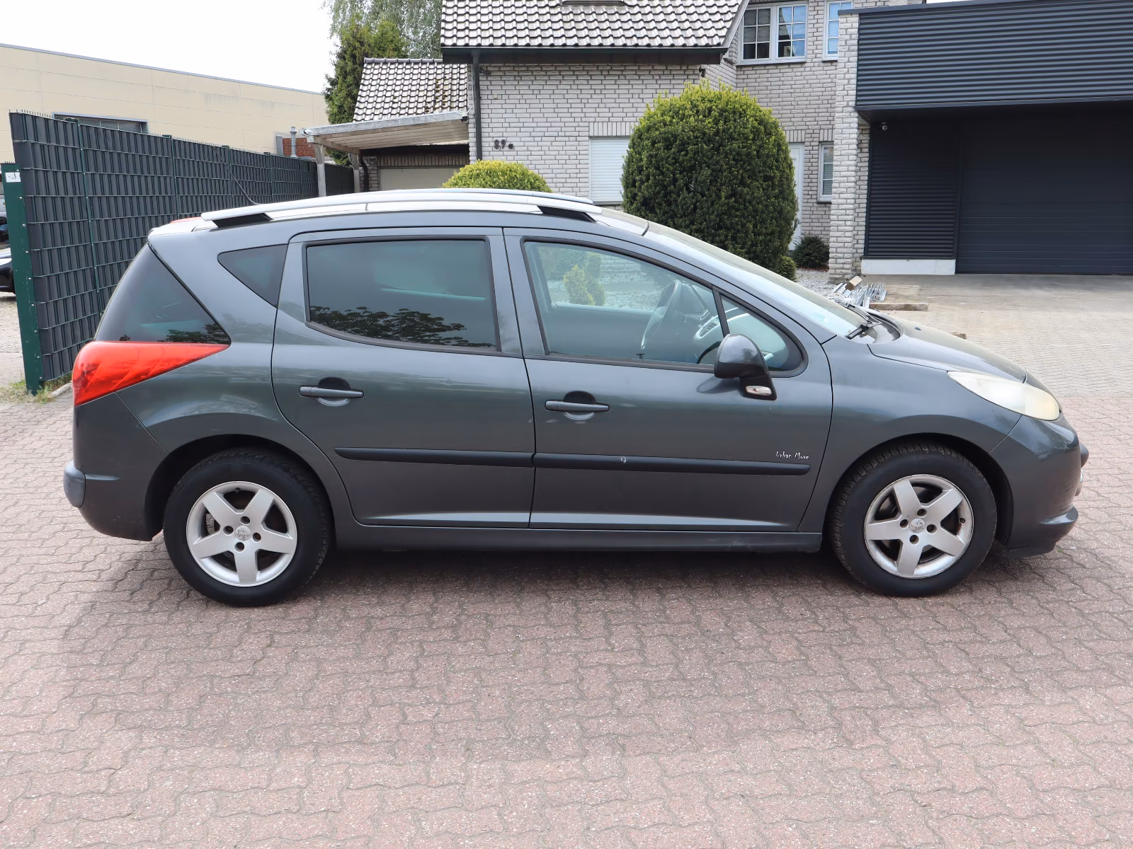 Peugeot 207 2009 — interior