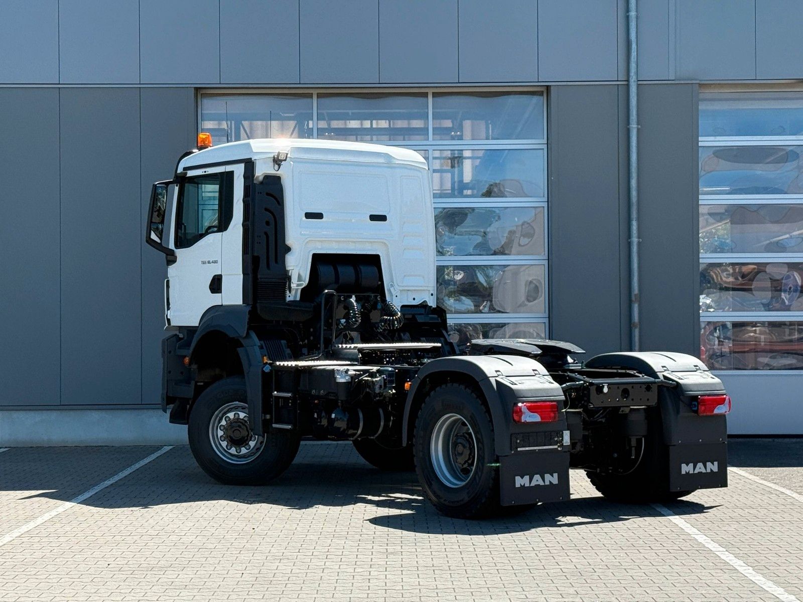 Fahrzeugabbildung MAN TGS 18.480 BL SA 4x4 mit Hydraulikvortbere* AhK