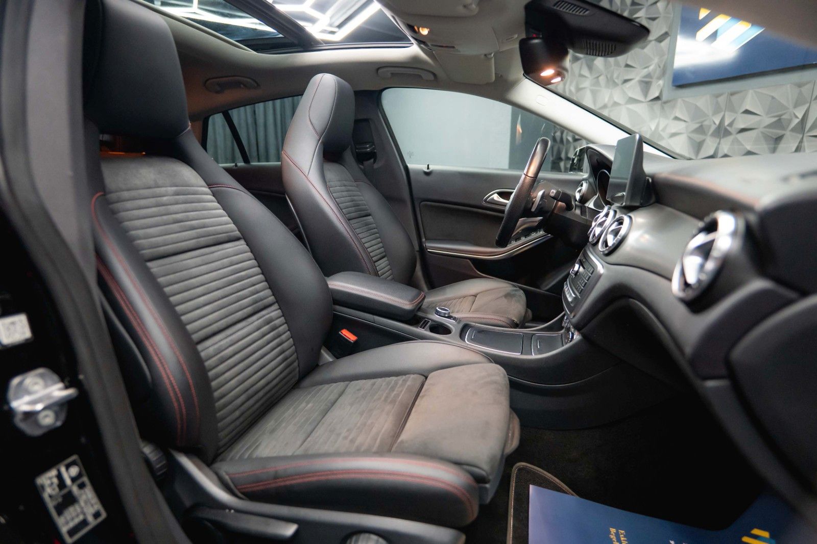Fahrzeugabbildung Mercedes-Benz CLA 250 Shooting Brake AMG Night-Paket | Pano