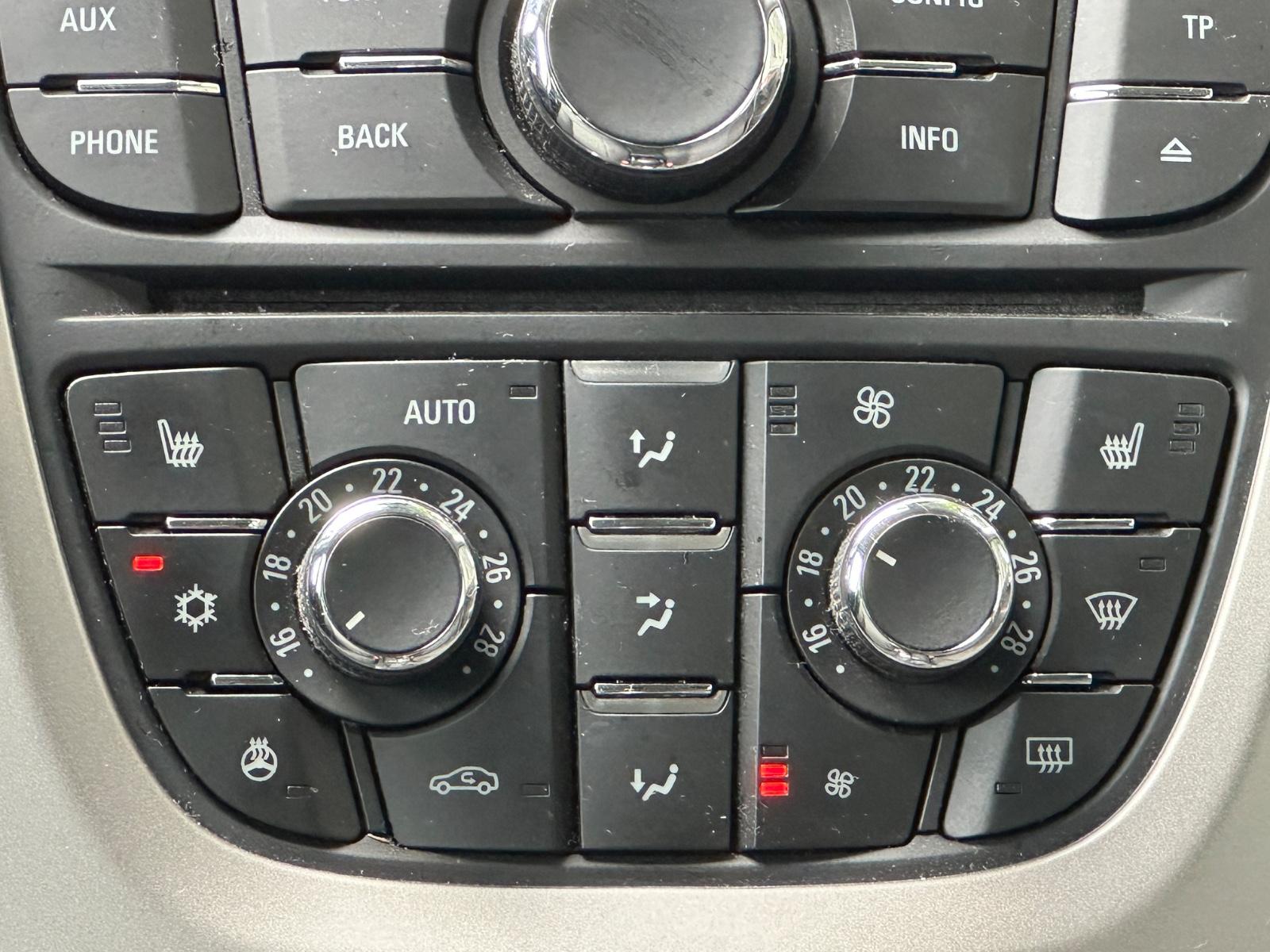 Opel Astra 2013 — photo 12