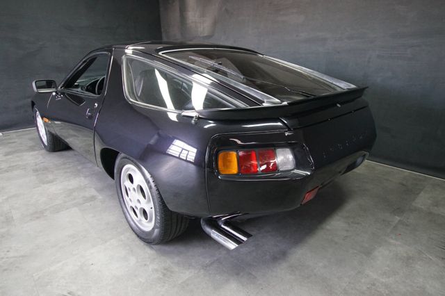 Porsche 928