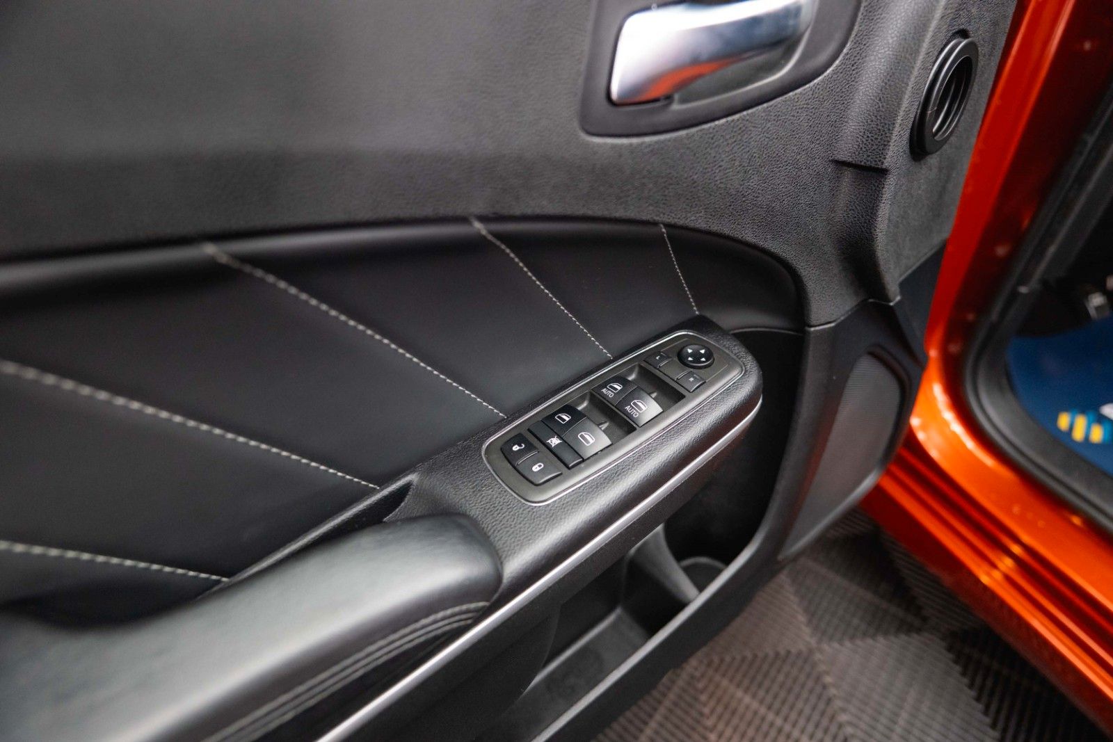 Fahrzeugabbildung Dodge Charger 5.7 V8 HEMI R/T Night-Paket Performance