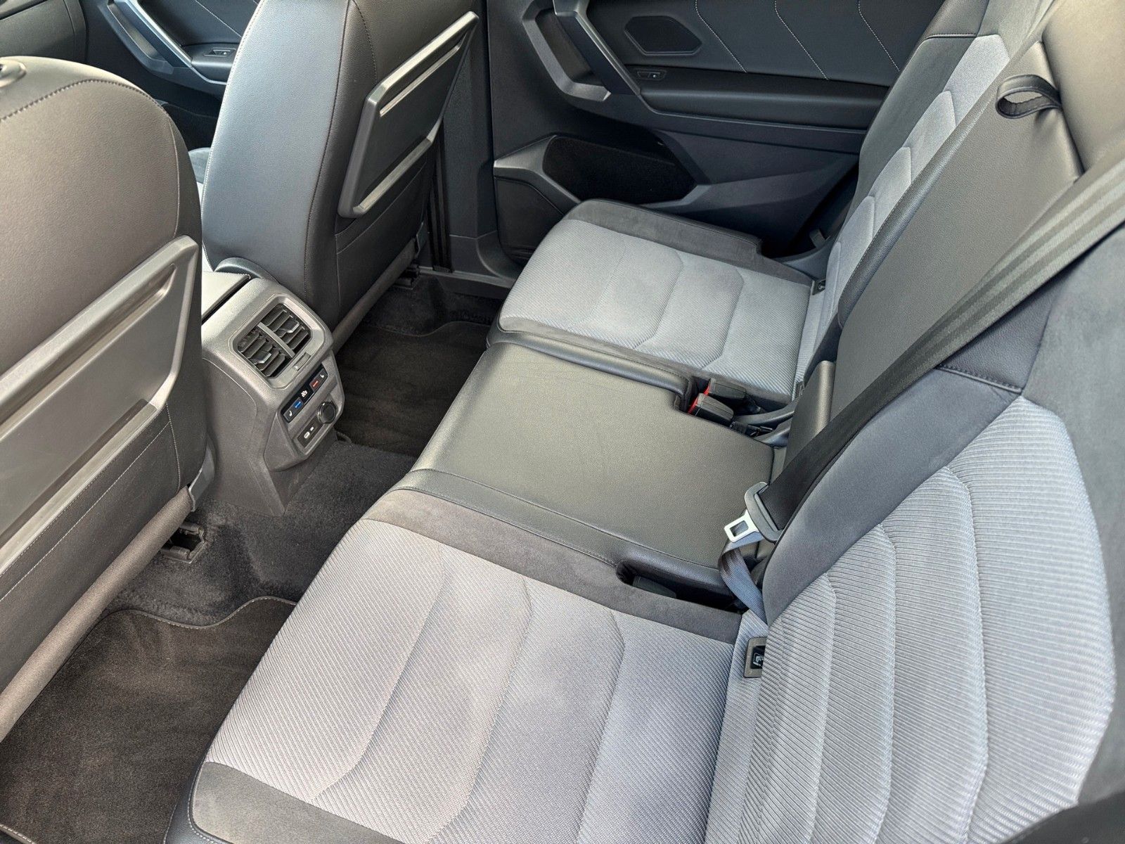 Fahrzeugabbildung Volkswagen Tiguan Allspace 2.0TDI R-Line Highline 4Motion