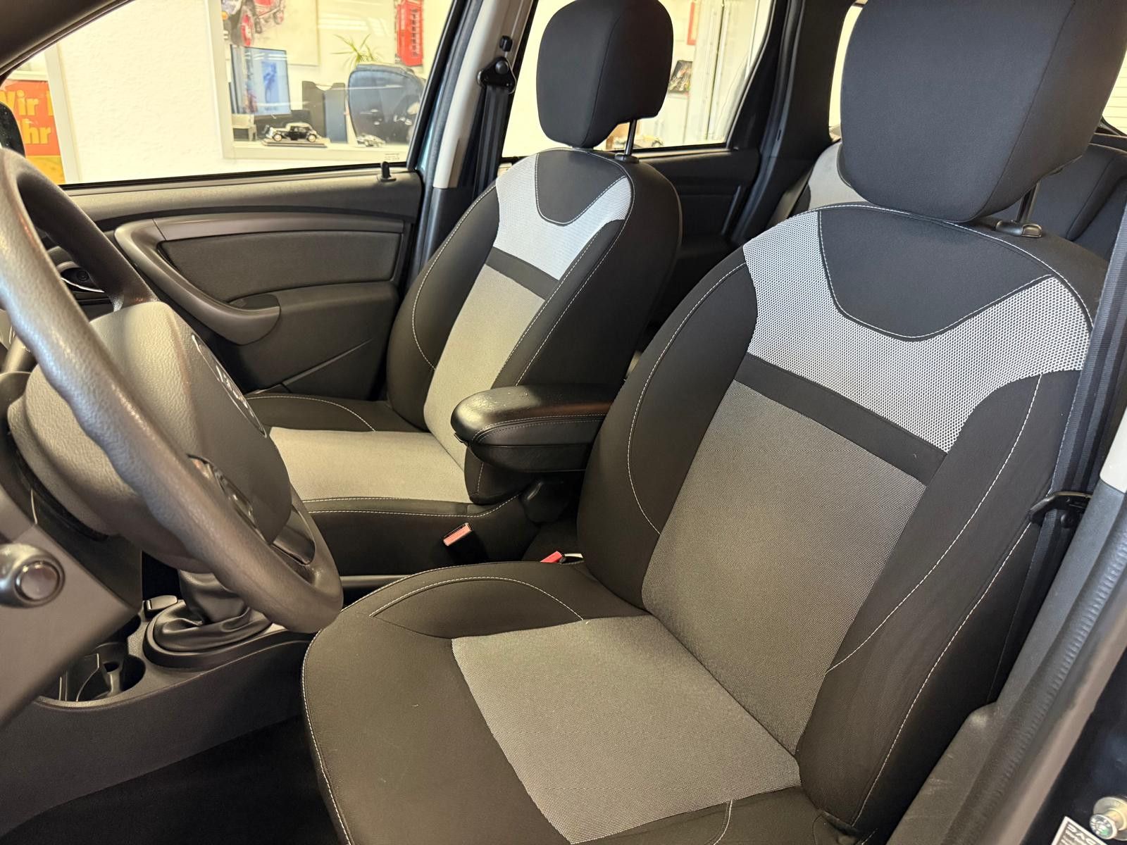 Fahrzeugabbildung Dacia Duster I Laureate /8.FACH BEREIFT/NAVI/KLIMA/AHK