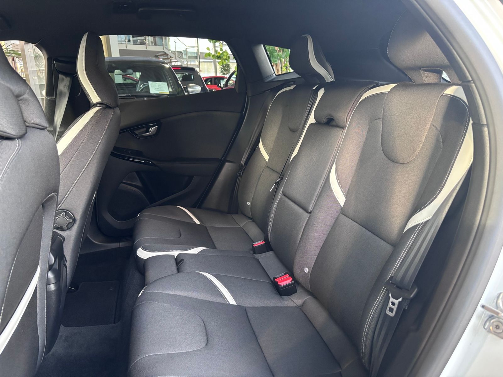 Fahrzeugabbildung Volvo V40 Linje Svart LED NAV SHZ PDC RFK ALU