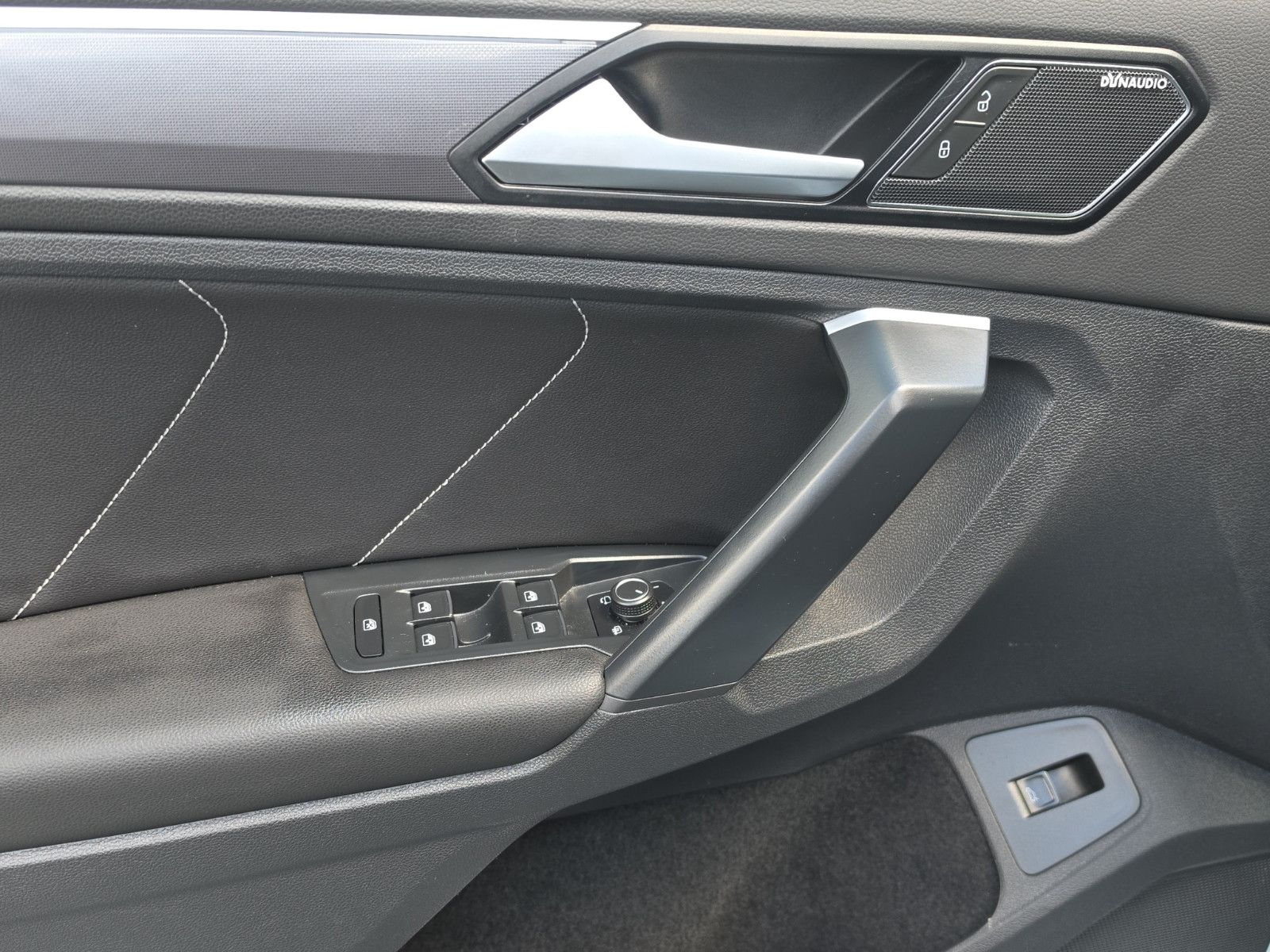 Fahrzeugabbildung Volkswagen Tiguan  R-LINE HiGHLiNE  4MOTION PANORAMA DACH