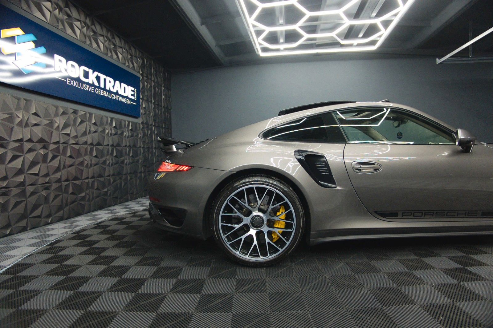 Fahrzeugabbildung Porsche 991 911 Turbo S Coupe Chrono+ | Ceramic | Carbon
