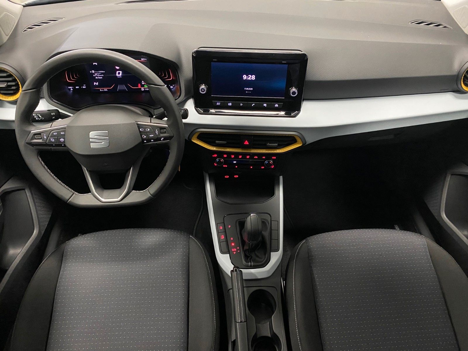 Fahrzeugabbildung SEAT Arona 1.0 TSI DSG STYLE+5 JAHRE GARANTIE+AHK+LED
