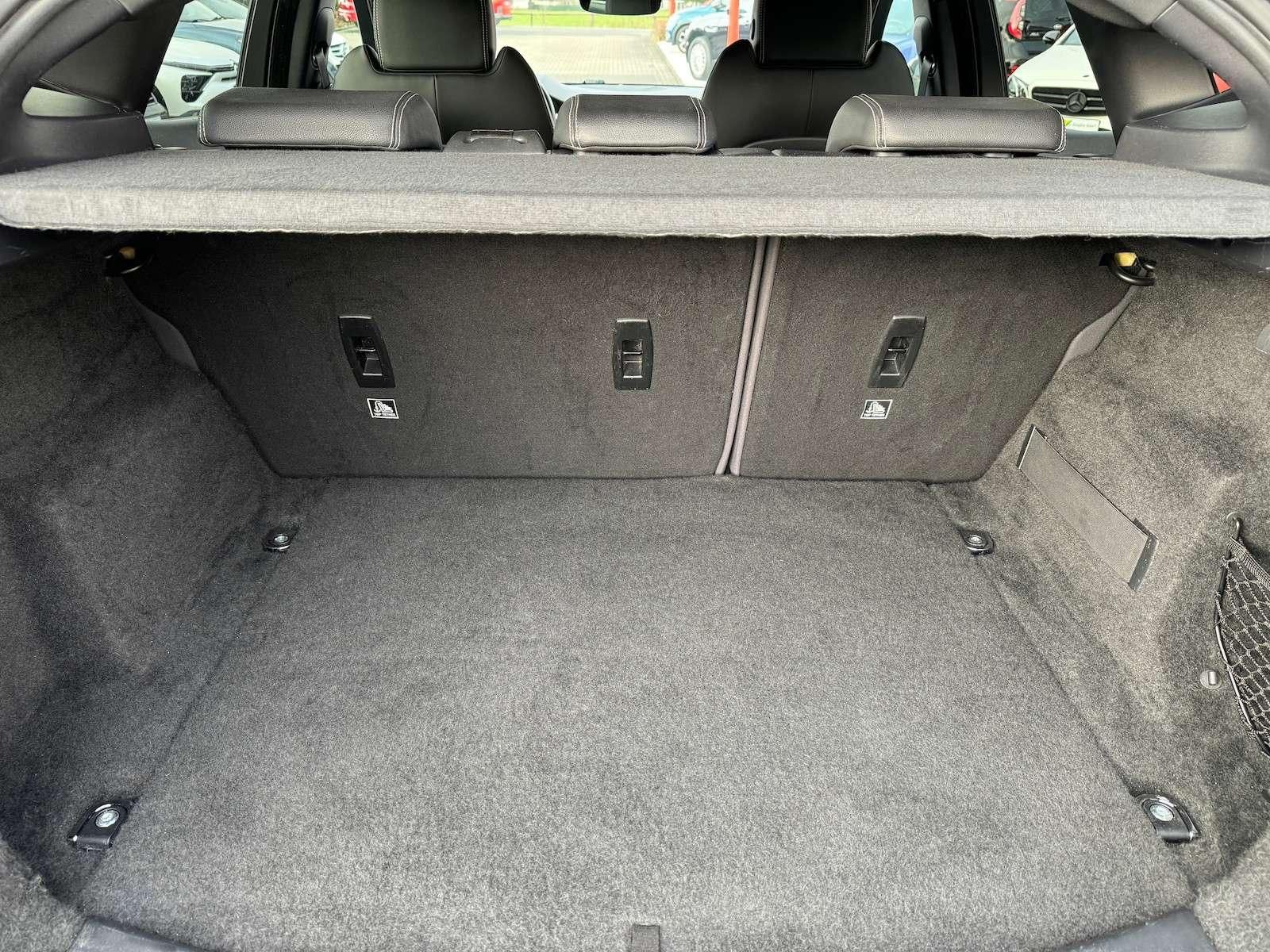 Fahrzeugabbildung Jaguar E-Pace P250 R-Dynamic Black LED/Nav/VZE/Spur/...