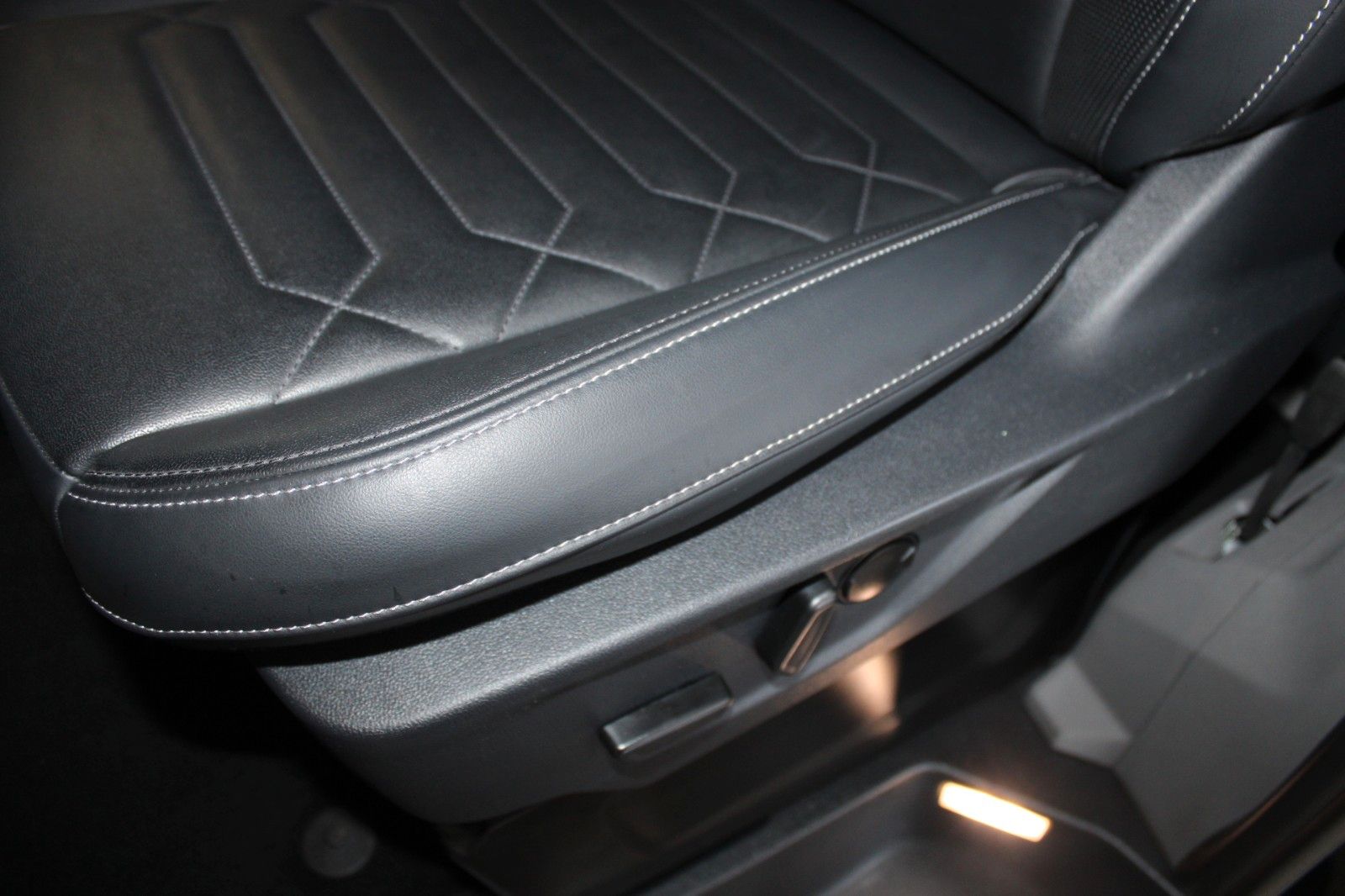 Fahrzeugabbildung Ford Tourneo Custom L2 Titanium LED AHK ACC WinterPak