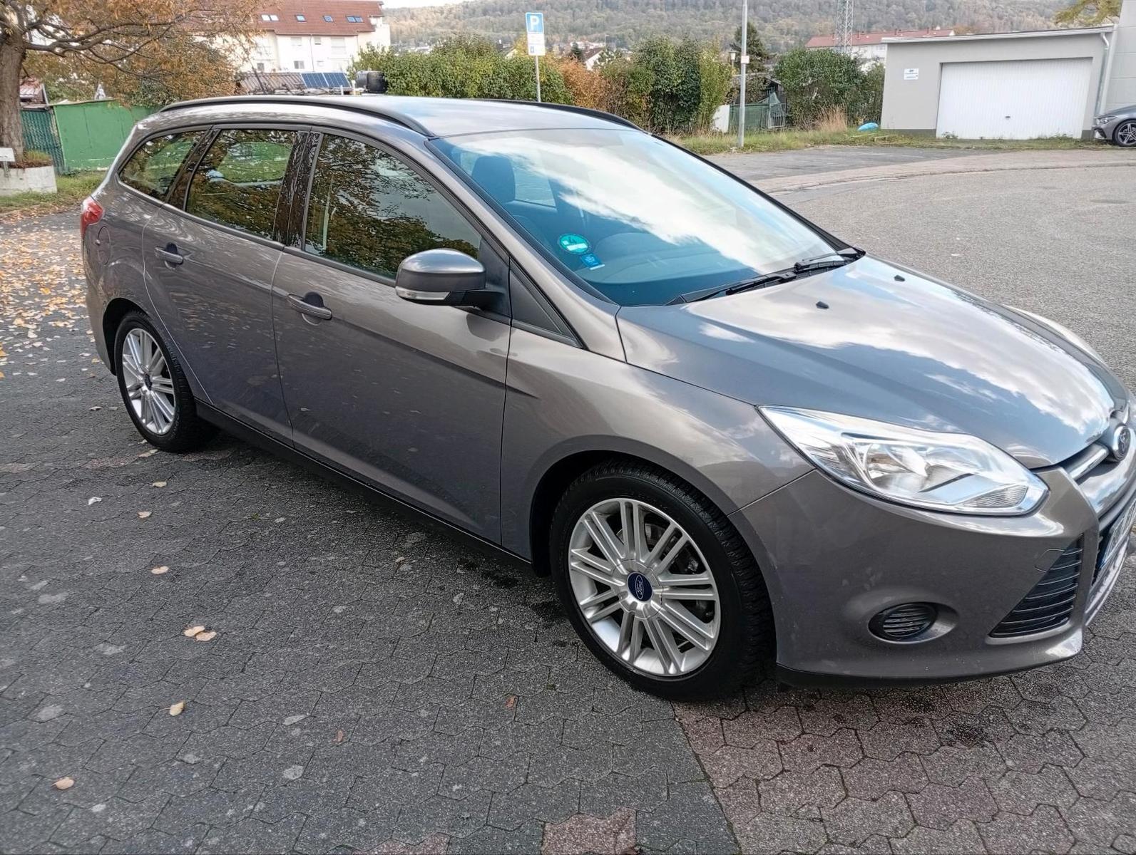 Ford Focus 2013 — rear view