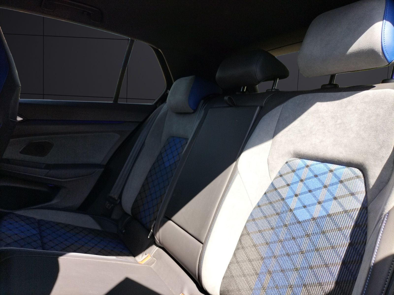 Fahrzeugabbildung Volkswagen Golf VIII R 4M  DSG Matrix Navi Harman AID ACC R