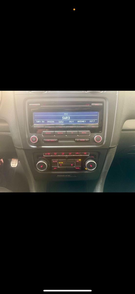 Volkswagen Golf 2011 — interior