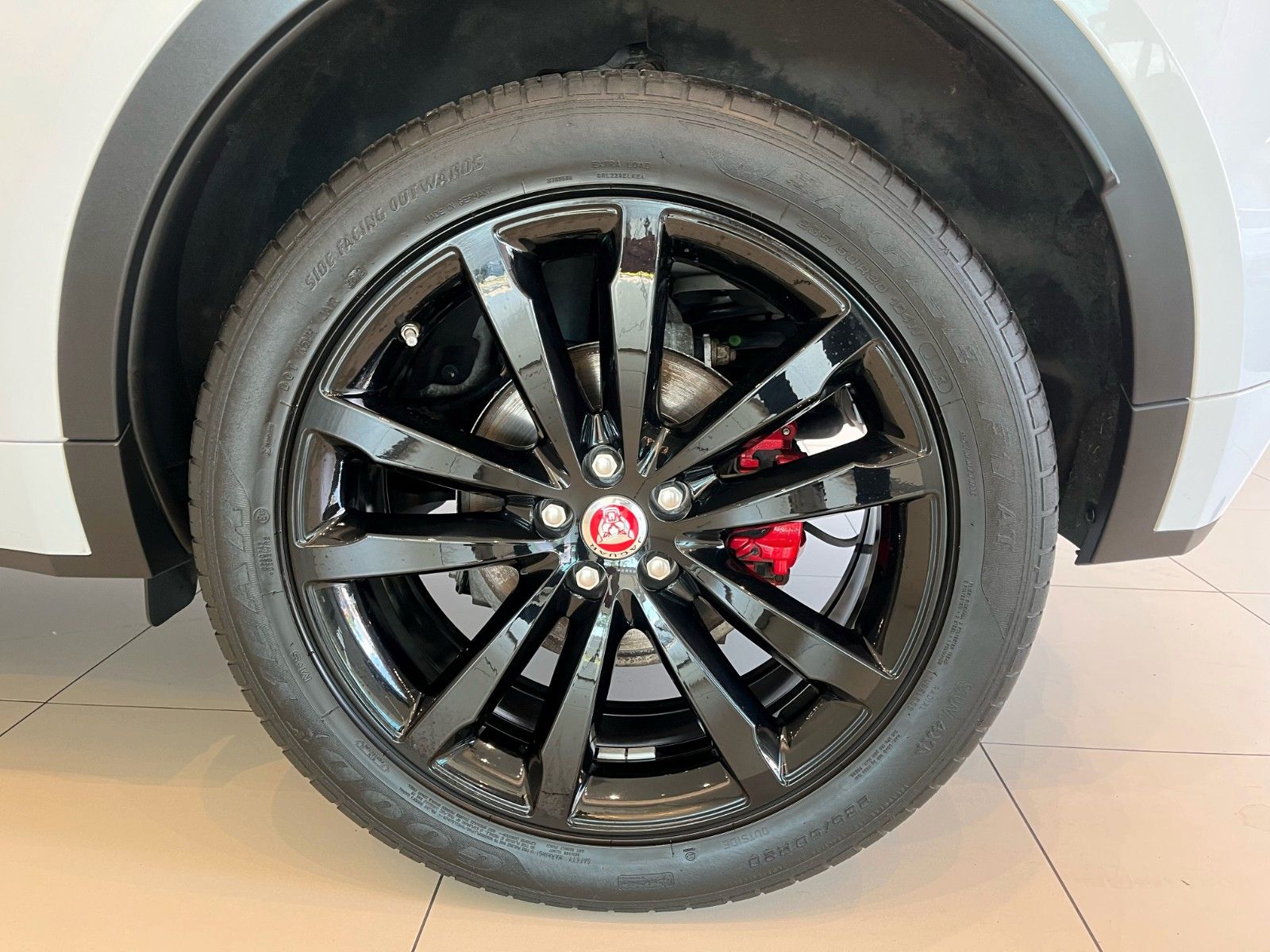 Fahrzeugabbildung Jaguar E-Pace D180 Chequered Flag Panoramadach & AHK