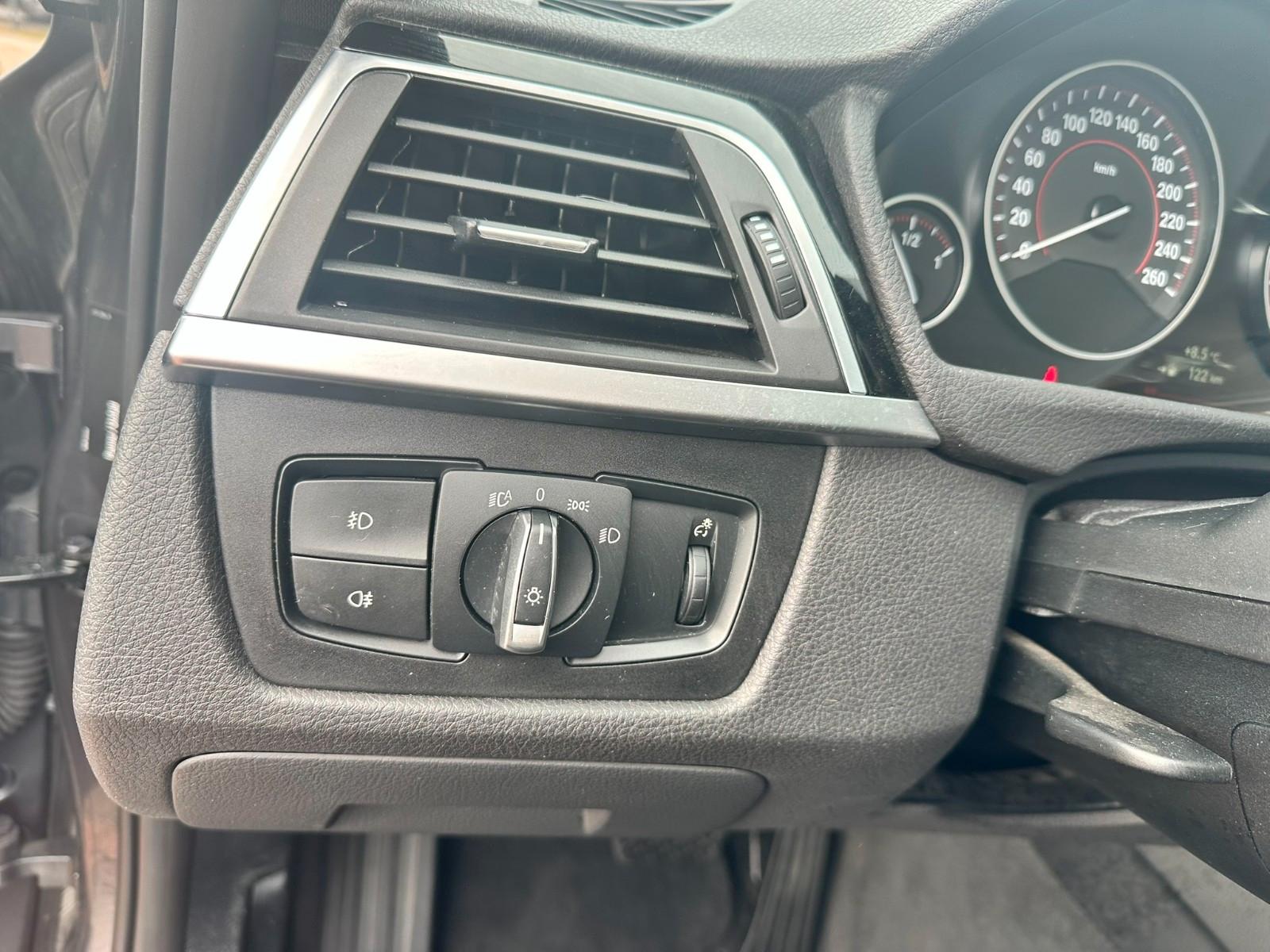 BMW Touring 318 i Sport Line TMP SZH LED NAVI PANO