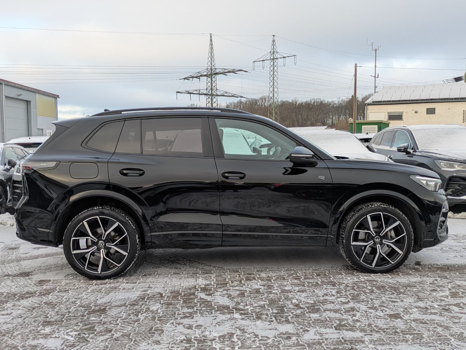 Fahrzeugabbildung Volkswagen Tiguan 2.0 TDI 4M R-Line PANO*H&K*AHK*MATRIX*20"