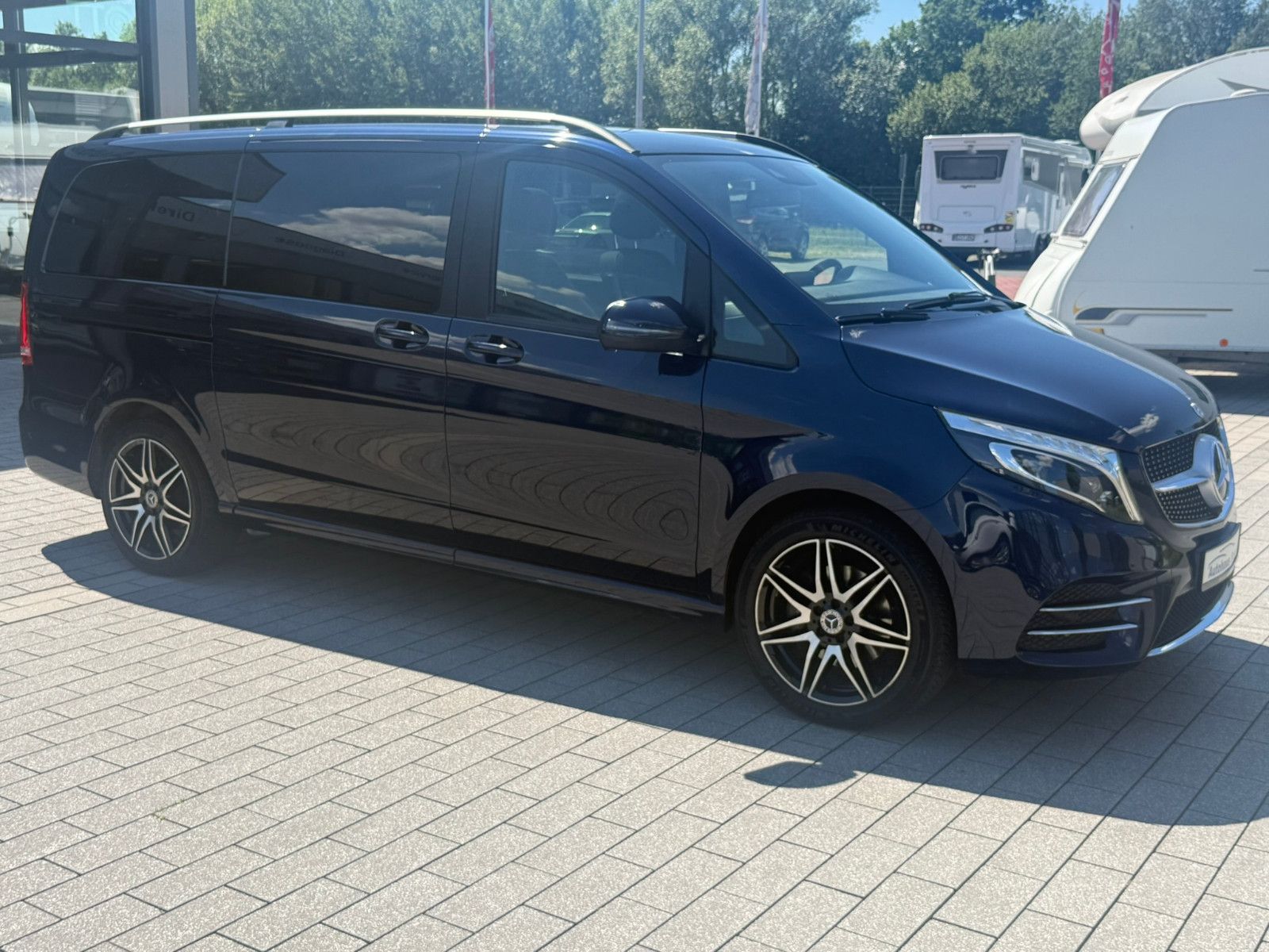 Fahrzeugabbildung Mercedes-Benz V 300 d EDITION 4MATIC lang AMG Line