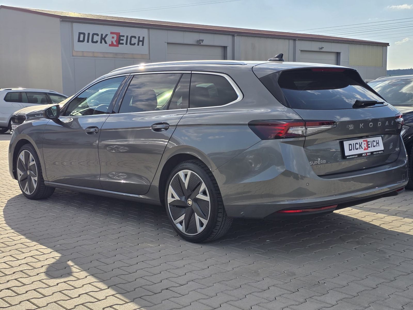 Fahrzeugabbildung SKODA Superb 2.0 TDI 4x4 Selection MATRIX*AHK*PANO*19"