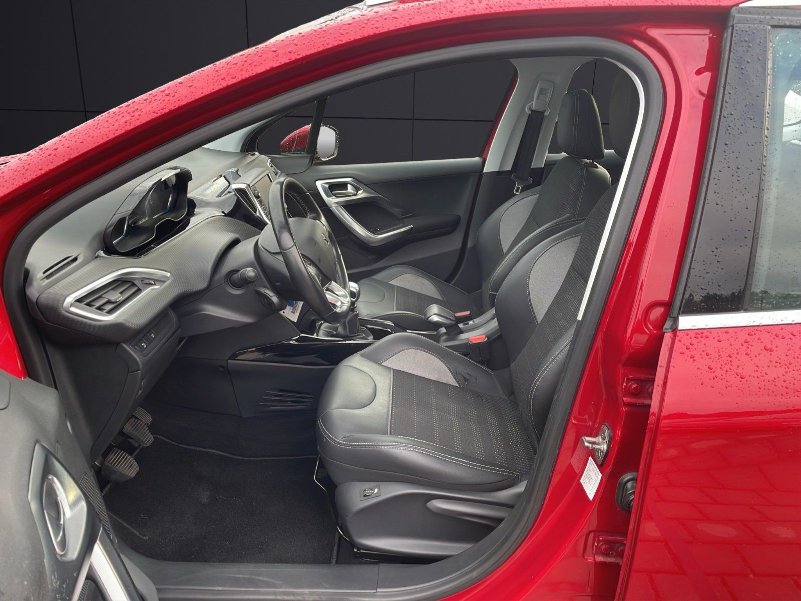 Fahrzeugabbildung Peugeot 2008 Allure*Pano*Navi*SitzHZ*Kamera*PDC*