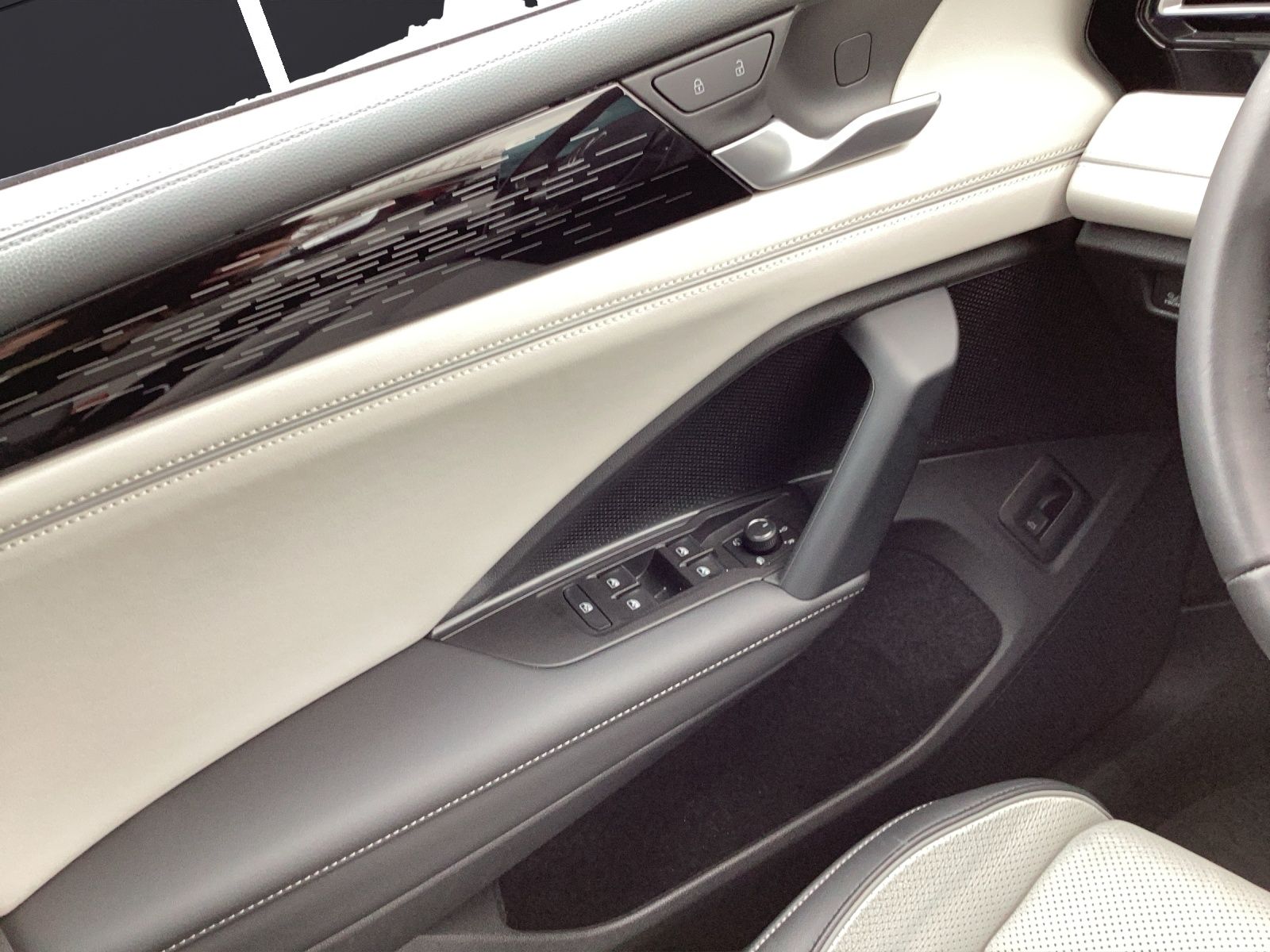 Fahrzeugabbildung Volkswagen Tiguan Elegance TDI DSG 4M IQ.Light ACC STHZ SHZ