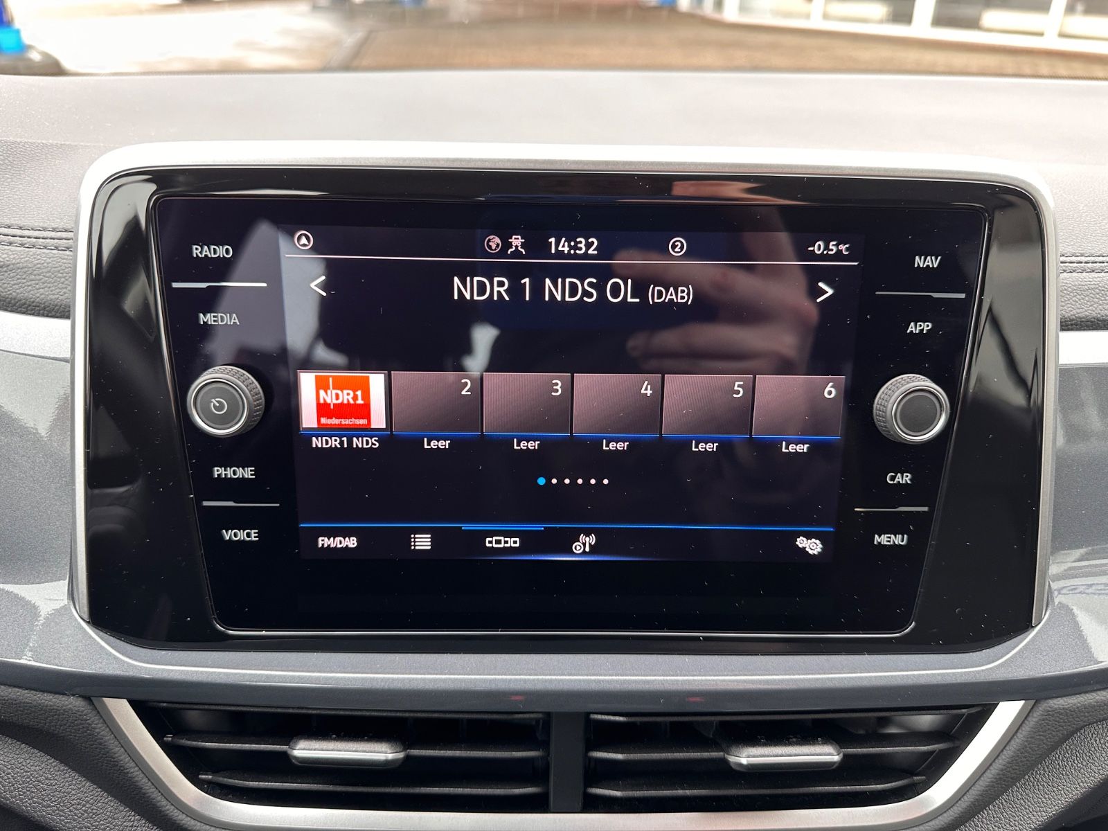 Fahrzeugabbildung Volkswagen T-Roc 1.5 TSI Style DSG AHK/ACC/LED/APP/SHZG/GJR