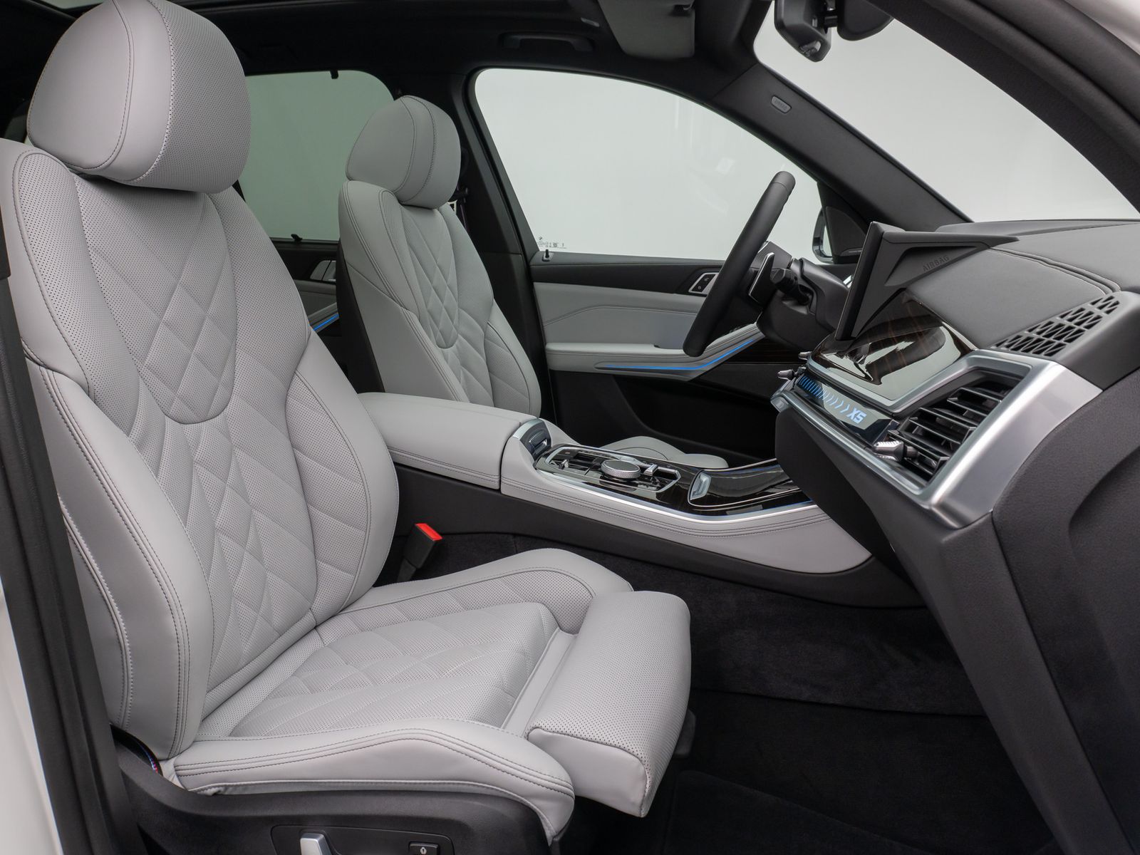 Fahrzeugabbildung BMW X5 xD50e M Sport Panorama 360°HUD DAB H/K SoftCL