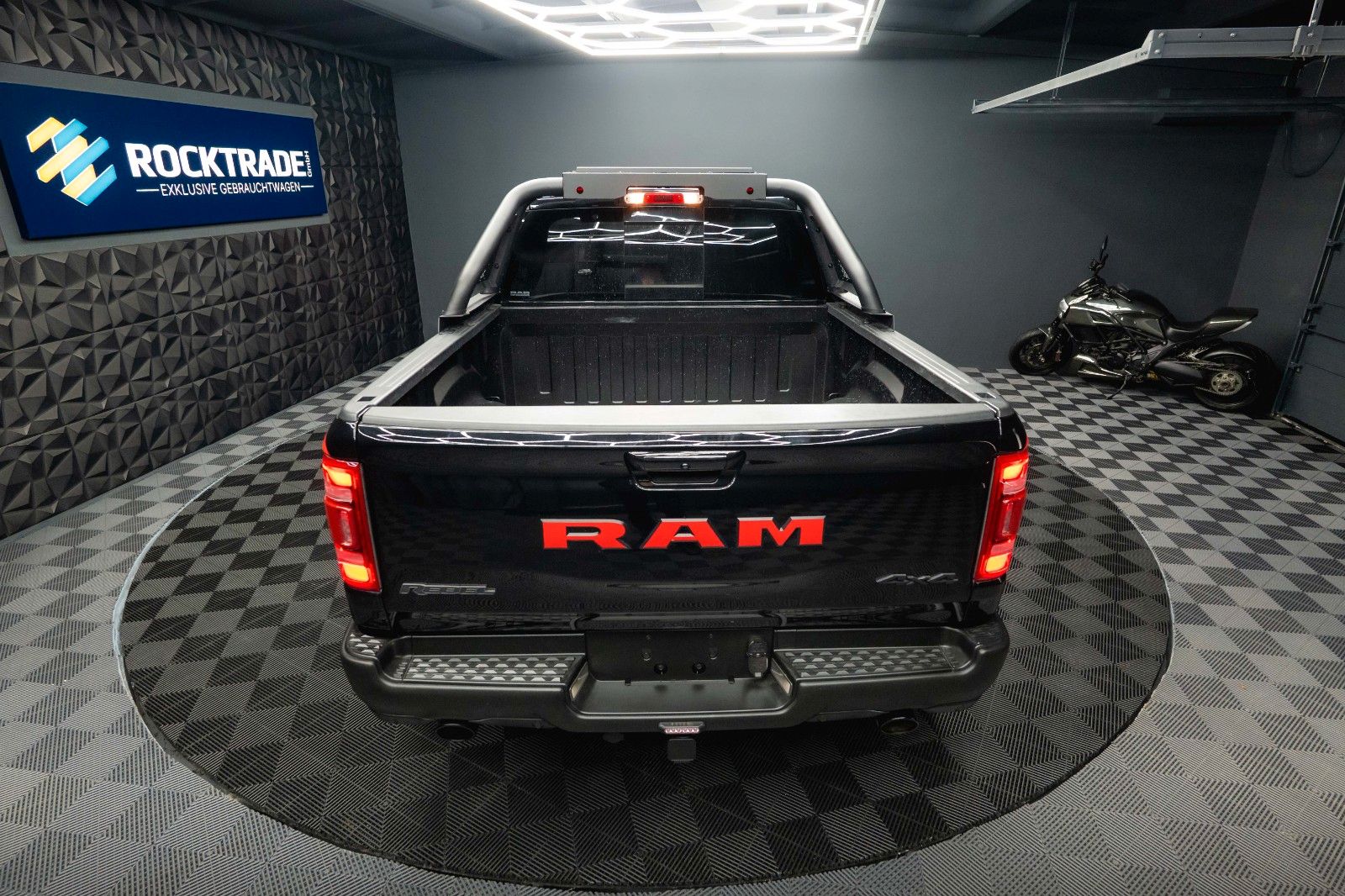 Fahrzeugabbildung Dodge RAM 5.7 V8 HEMI 4x4 REBEL AXLE LOCK Airmatic LED