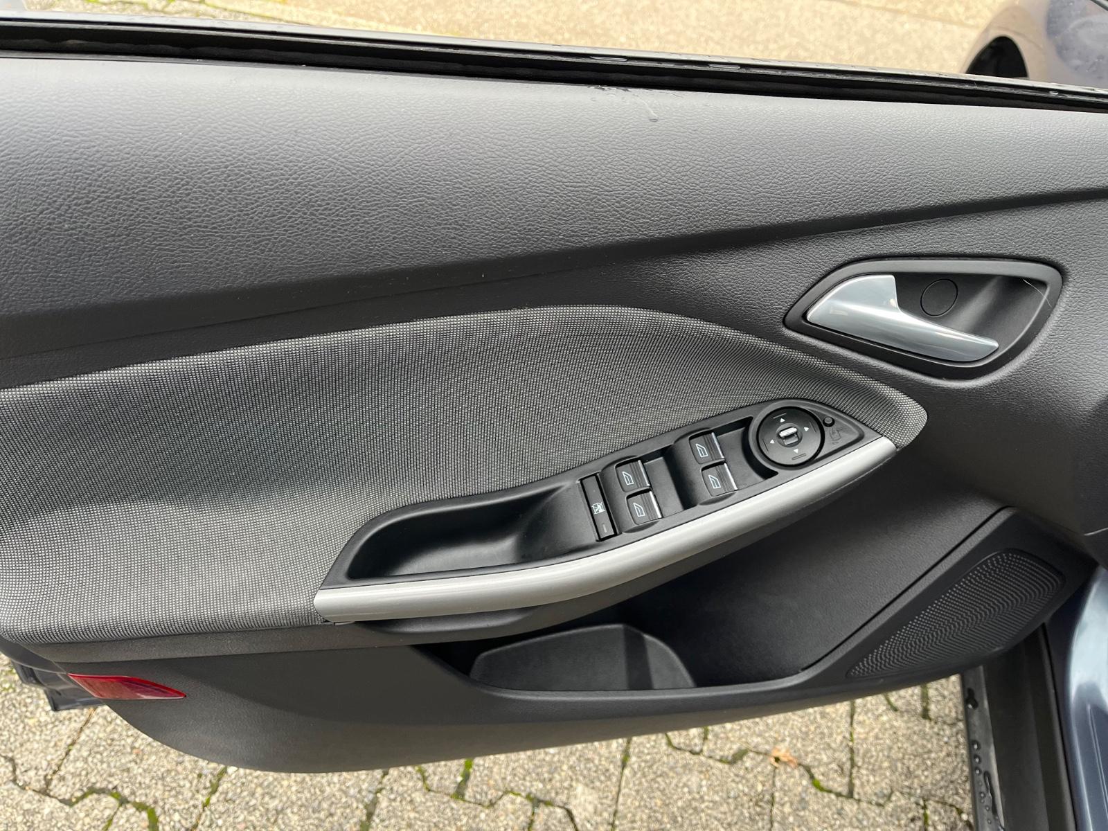 Ford Focus 2011 — photo 15