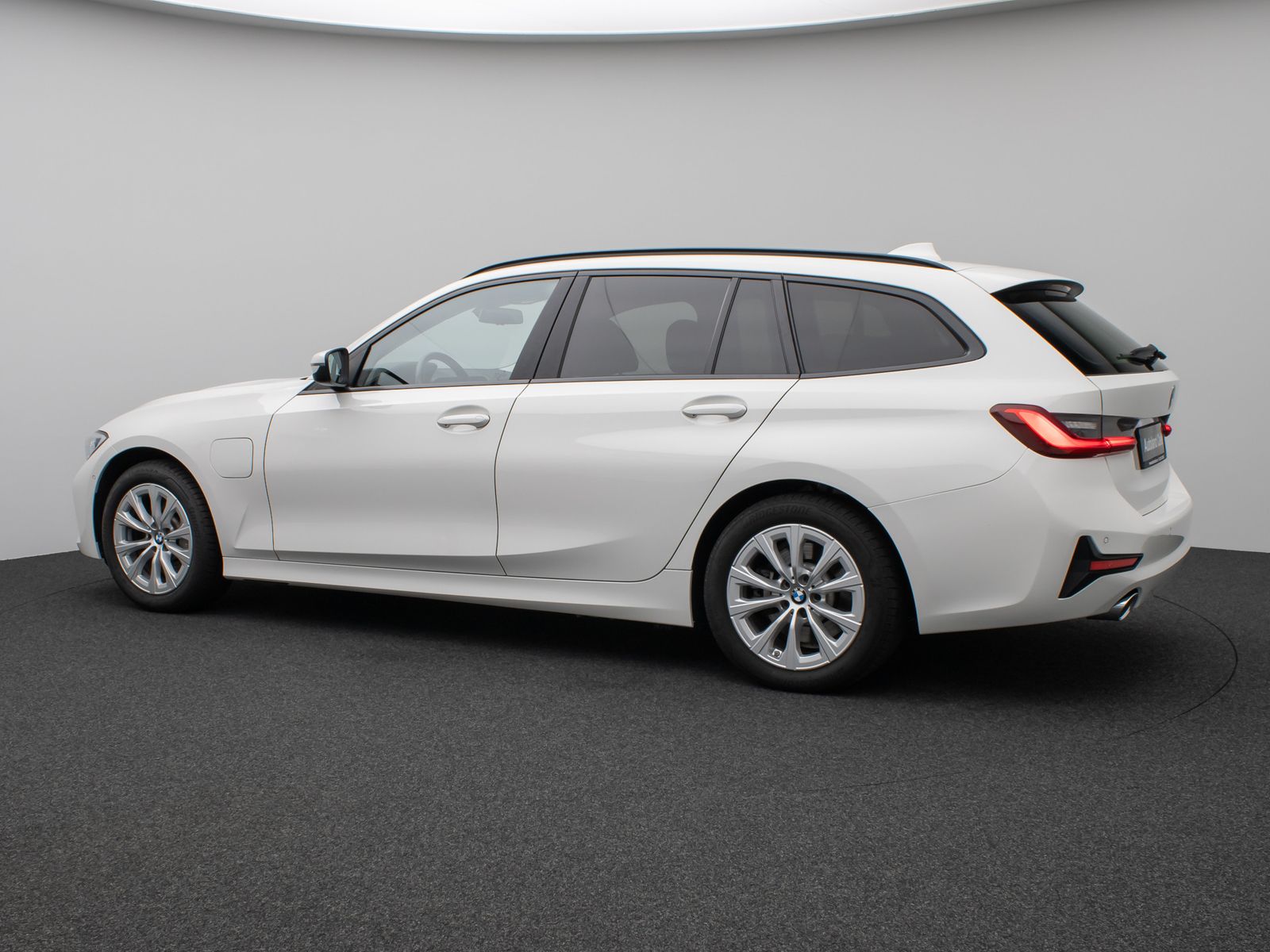 Fahrzeugabbildung BMW 330e Panorama Laser HUD DAB H/K Komfort Alarm